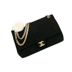 Sac à main Chanel noir avec une chaîne dorée