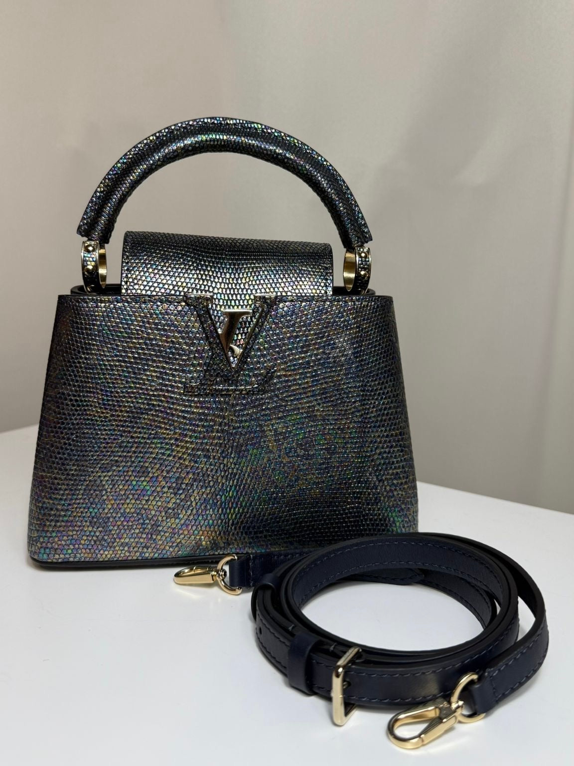 Louis Vuitton Capucines BB en cuir de lézard Black Pétrol – Série limitée, neuf, full set avec boîte et bandoulière – Héritage du Luxe