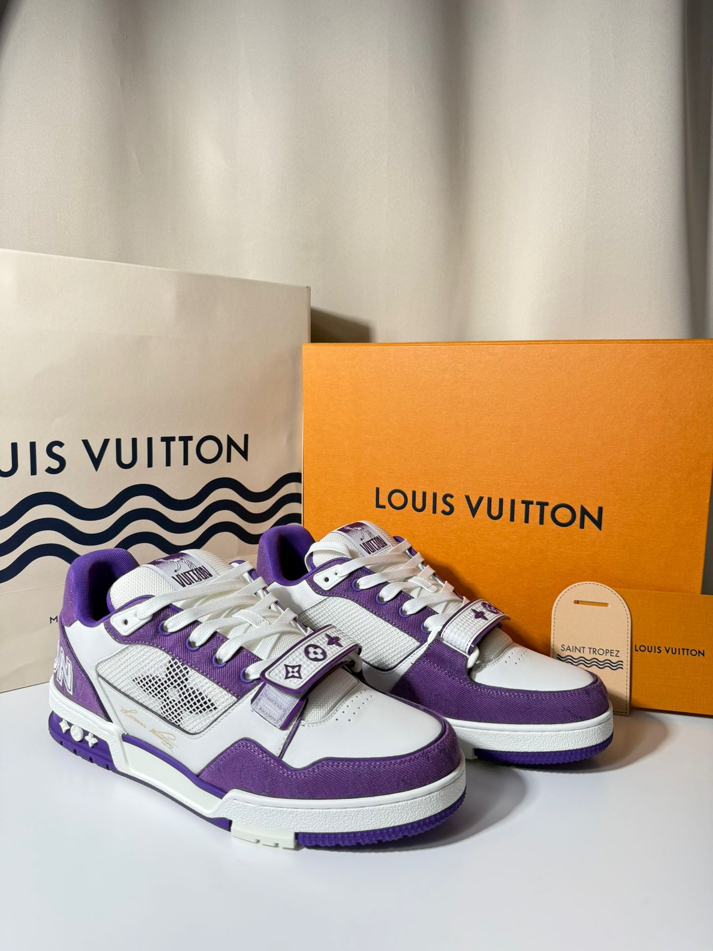 Sneakers Louis Vuitton LV Trainer Monogram Strap White & Purple Édition Saint-Tropez – Neuve, full set, taille 42, cuir grainé et toile monogram.