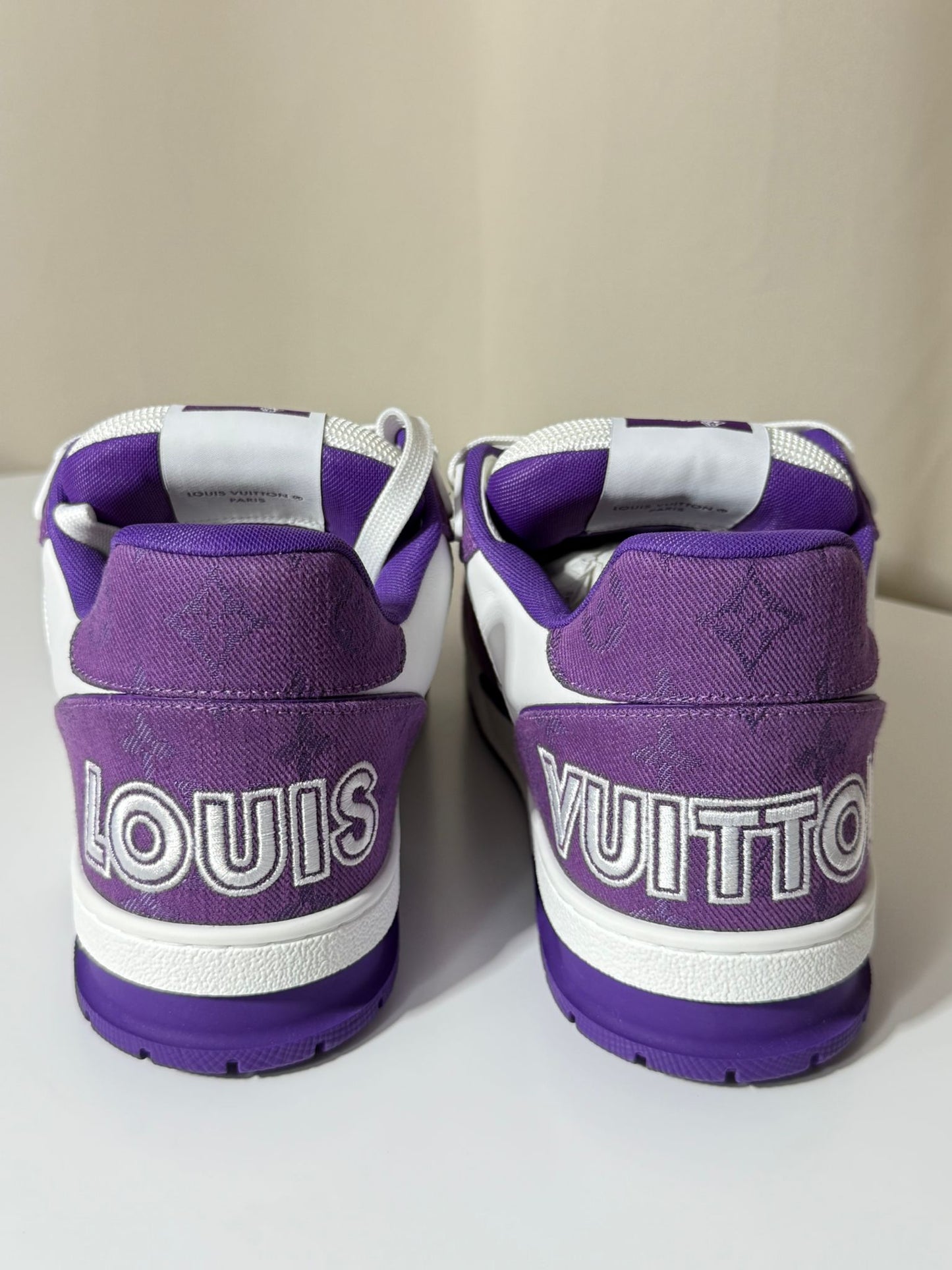 Sneakers Louis Vuitton LV Trainer Monogram Strap White & Purple Édition Saint-Tropez – Neuve, full set, taille 42, cuir grainé et toile monogram.