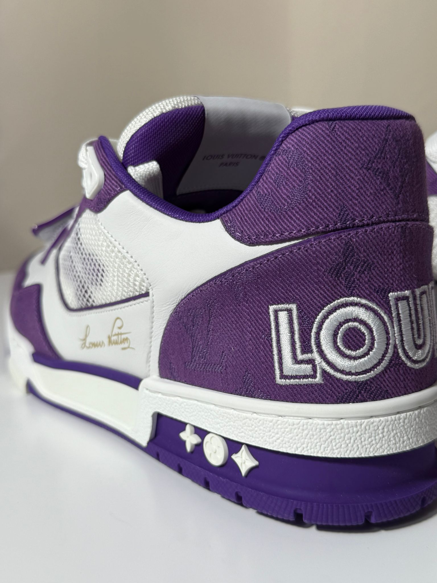 Sneakers Louis Vuitton LV Trainer Monogram Strap White & Purple Édition Saint-Tropez – Neuve, full set, taille 42, cuir grainé et toile monogram.
