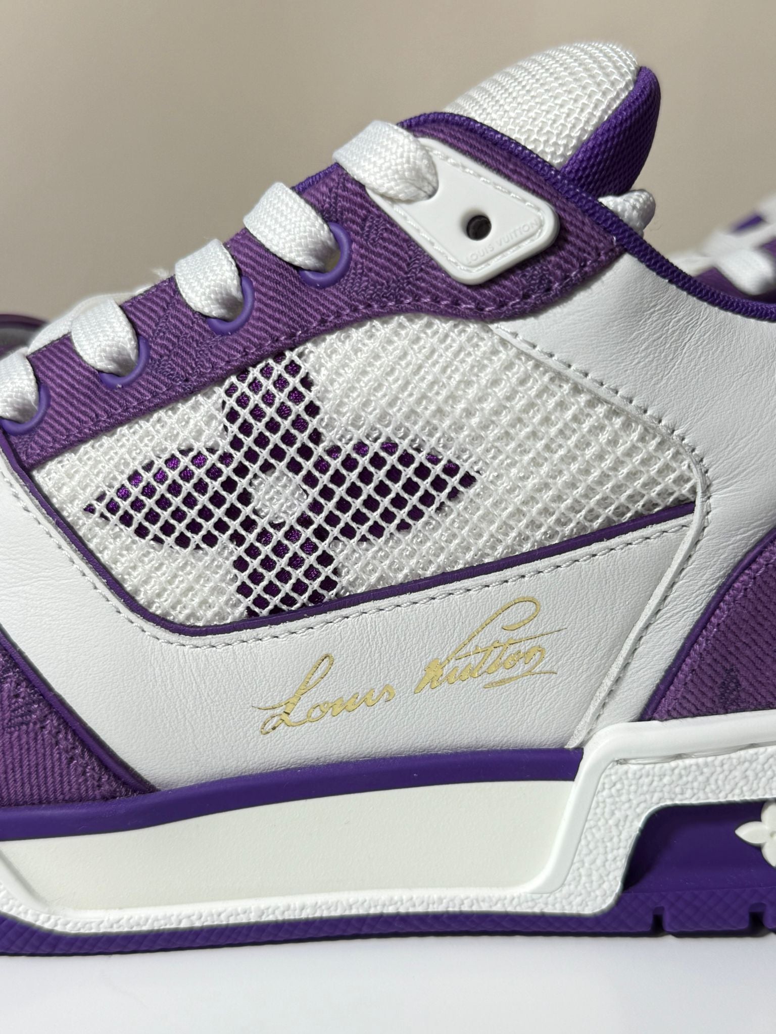 Sneakers Louis Vuitton LV Trainer Monogram Strap White & Purple Édition Saint-Tropez – Neuve, full set, taille 42, cuir grainé et toile monogram.