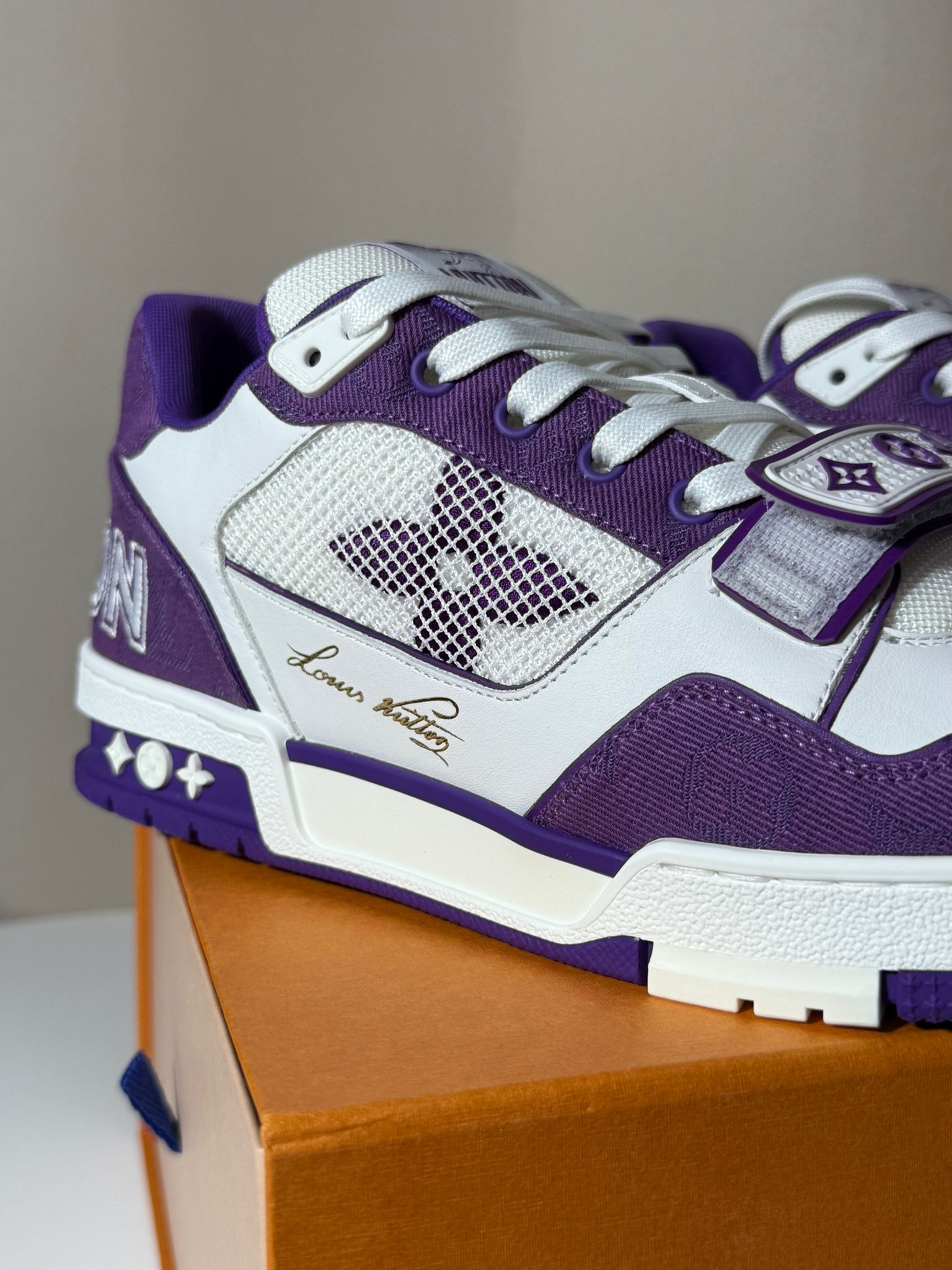 Sneakers Louis Vuitton LV Trainer Monogram Strap White & Purple Édition Saint-Tropez – Neuve, full set, taille 42, cuir grainé et toile monogram.