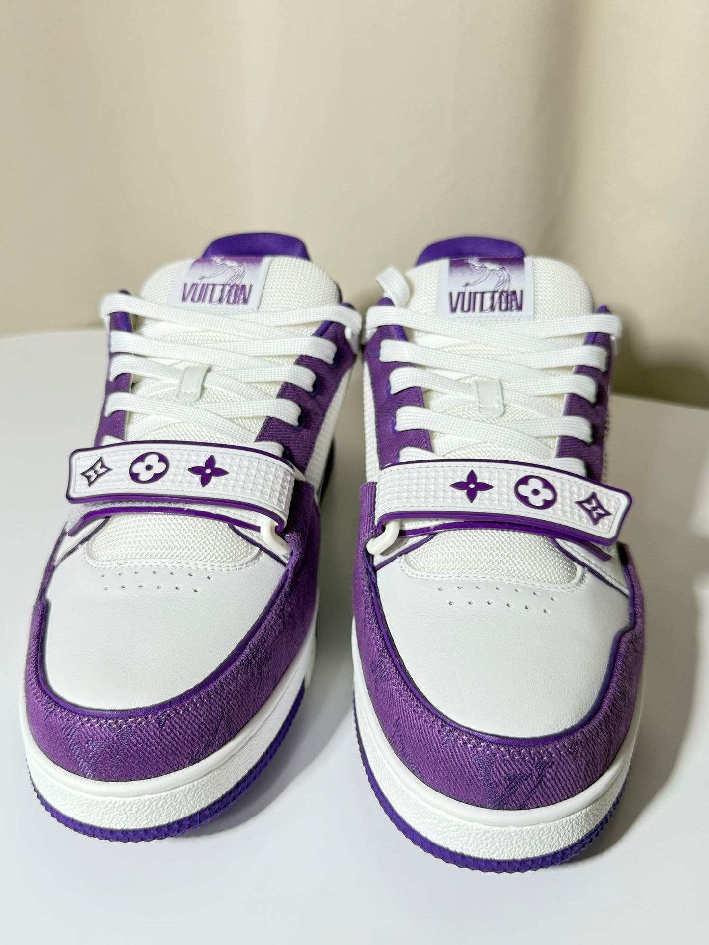 Sneakers Louis Vuitton LV Trainer Monogram Strap White & Purple Édition Saint-Tropez – Neuve, full set, taille 42, cuir grainé et toile monogram.