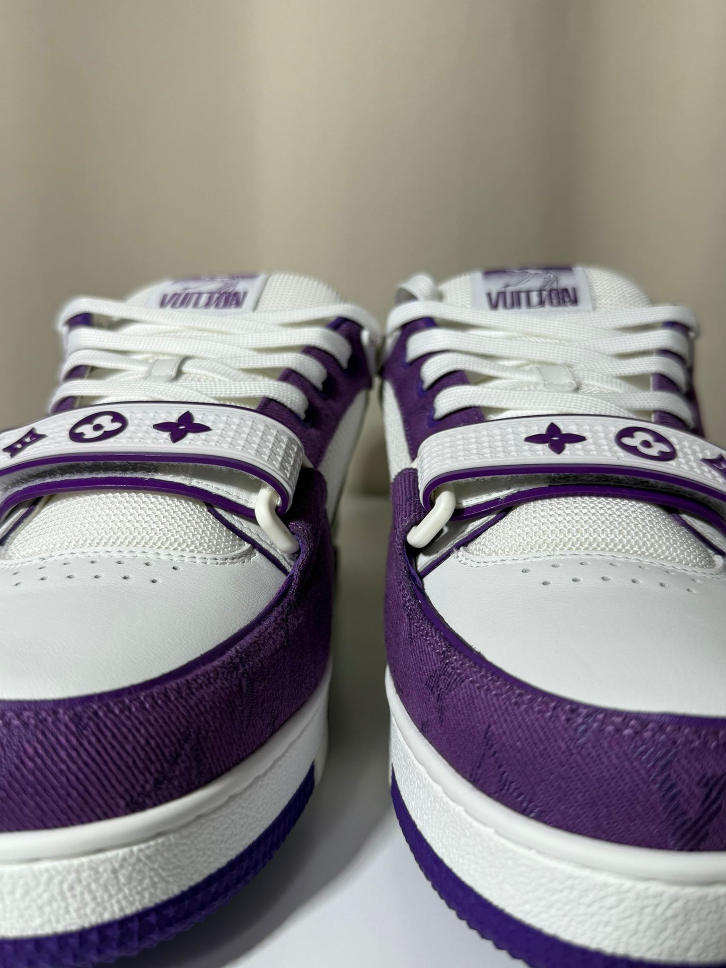 Sneakers Louis Vuitton LV Trainer Monogram Strap White & Purple Édition Saint-Tropez – Neuve, full set, taille 42, cuir grainé et toile monogram.