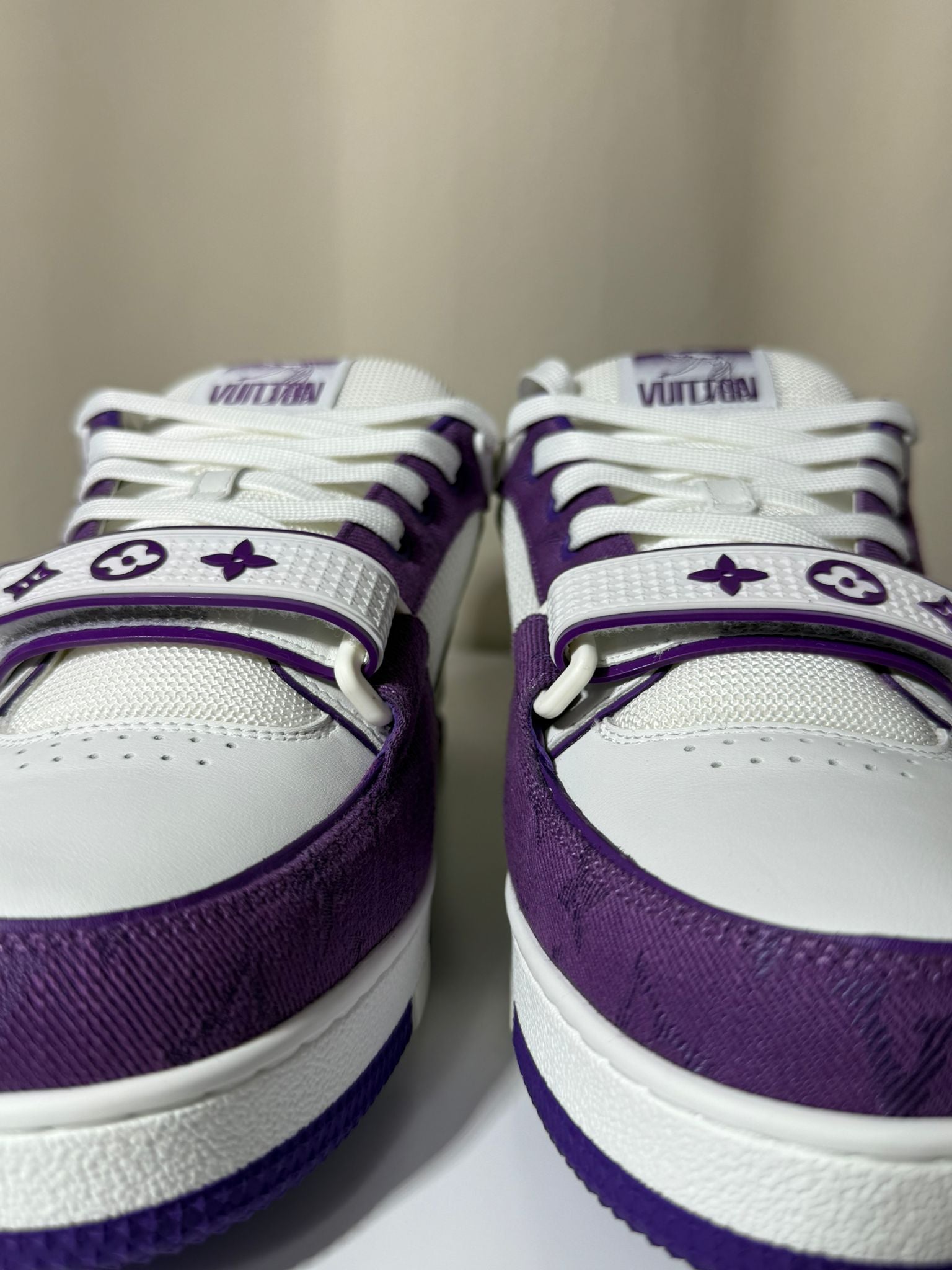 Sneakers Louis Vuitton LV Trainer Monogram Strap White & Purple Édition Saint-Tropez – Neuve, full set, taille 42, cuir grainé et toile monogram.