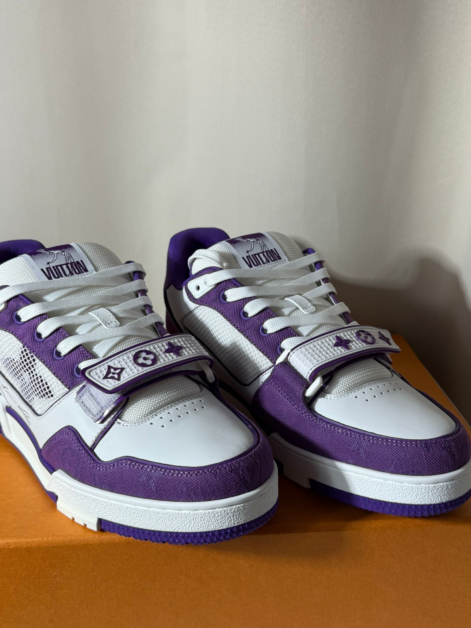 Sneakers Louis Vuitton LV Trainer Monogram Strap White & Purple Édition Saint-Tropez – Neuve, full set, taille 42, cuir grainé et toile monogram.