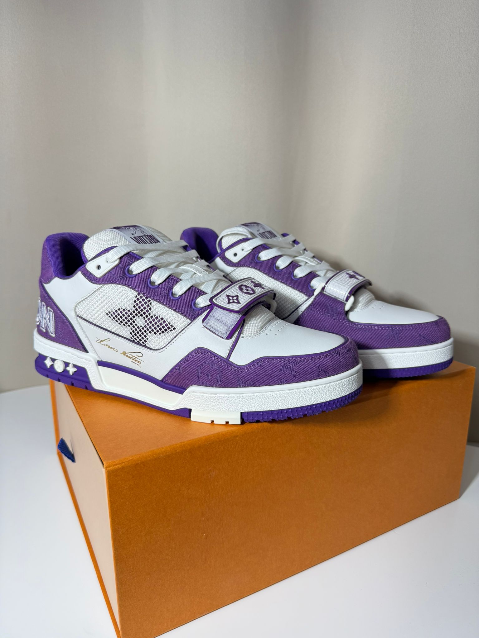 Sneakers Louis Vuitton LV Trainer Monogram Strap White & Purple Édition Saint-Tropez – Neuve, full set, taille 42, cuir grainé et toile monogram.