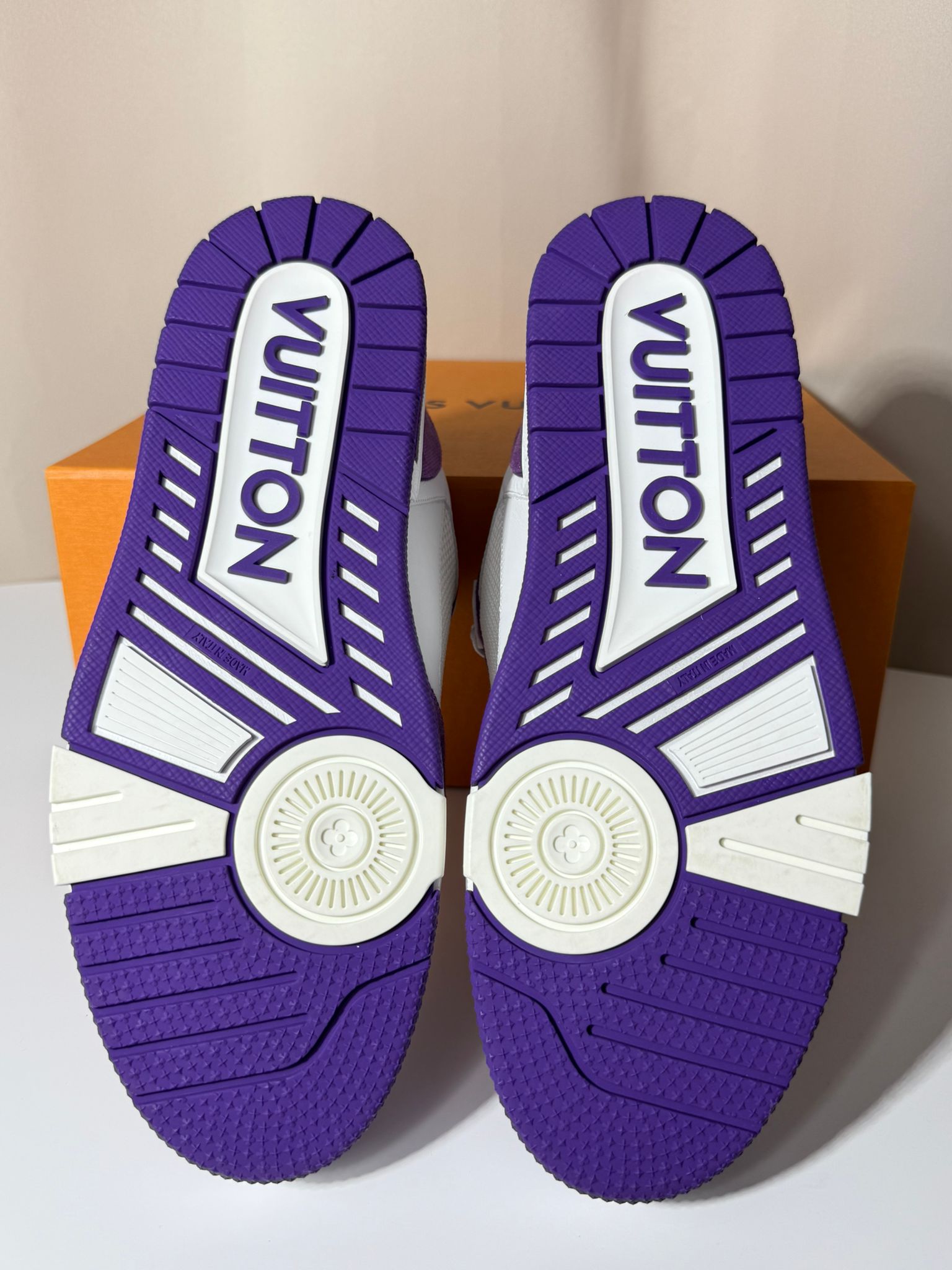 Sneakers Louis Vuitton LV Trainer Monogram Strap White & Purple Édition Saint-Tropez – Neuve, full set, taille 42, cuir grainé et toile monogram.