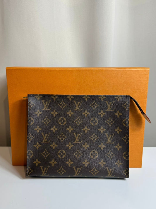 Louis Vuitton Pochette Toilette 26 Monogram – Excellent état d’occasion, toile enduite, cuir lavable, full set – Héritage du Luxe.