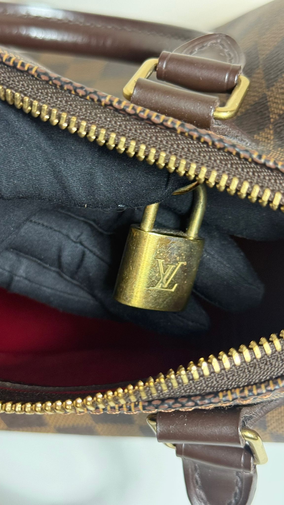 Louis Vuitton Speedy 25 Damier Ébène – sac vintage d’occasion en parfait état, cuir marron et toile Damier, cadenas et clés – Héritage du Luxe.