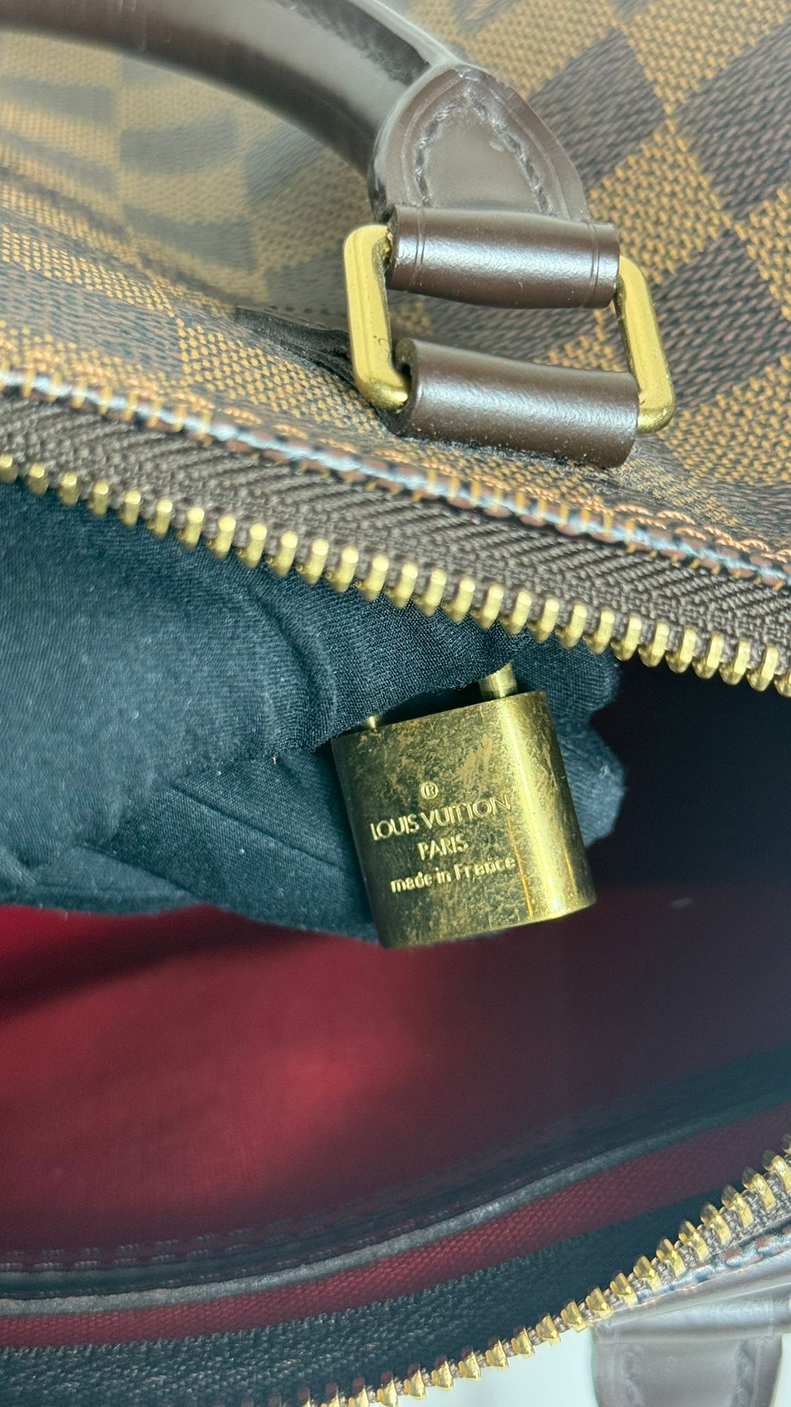 Louis Vuitton Speedy 25 Damier Ébène – sac vintage d’occasion en parfait état, cuir marron et toile Damier, cadenas et clés – Héritage du Luxe.