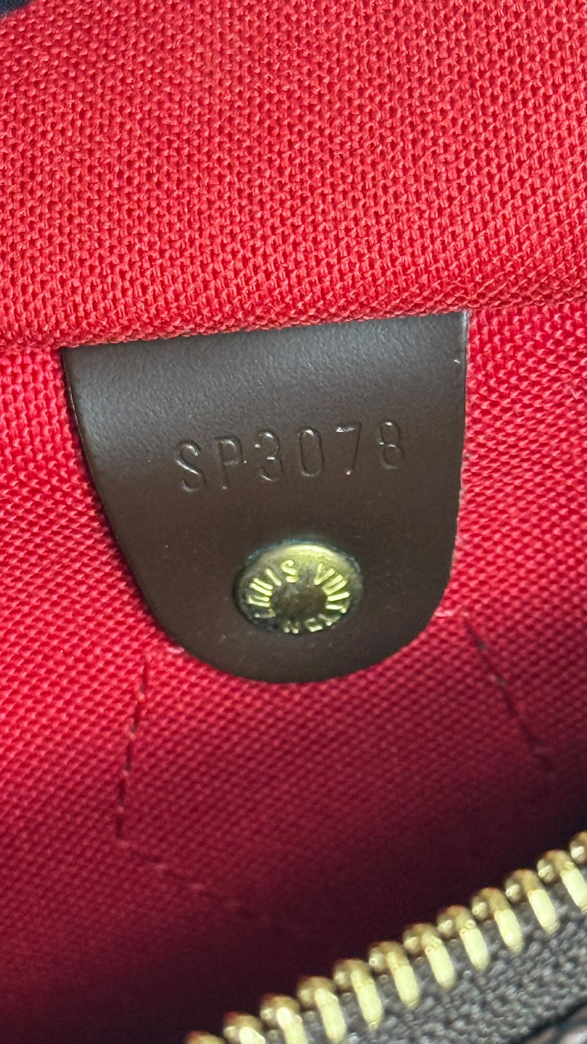 Louis Vuitton Speedy 25 Damier Ébène – sac vintage d’occasion en parfait état, cuir marron et toile Damier, cadenas et clés – Héritage du Luxe.