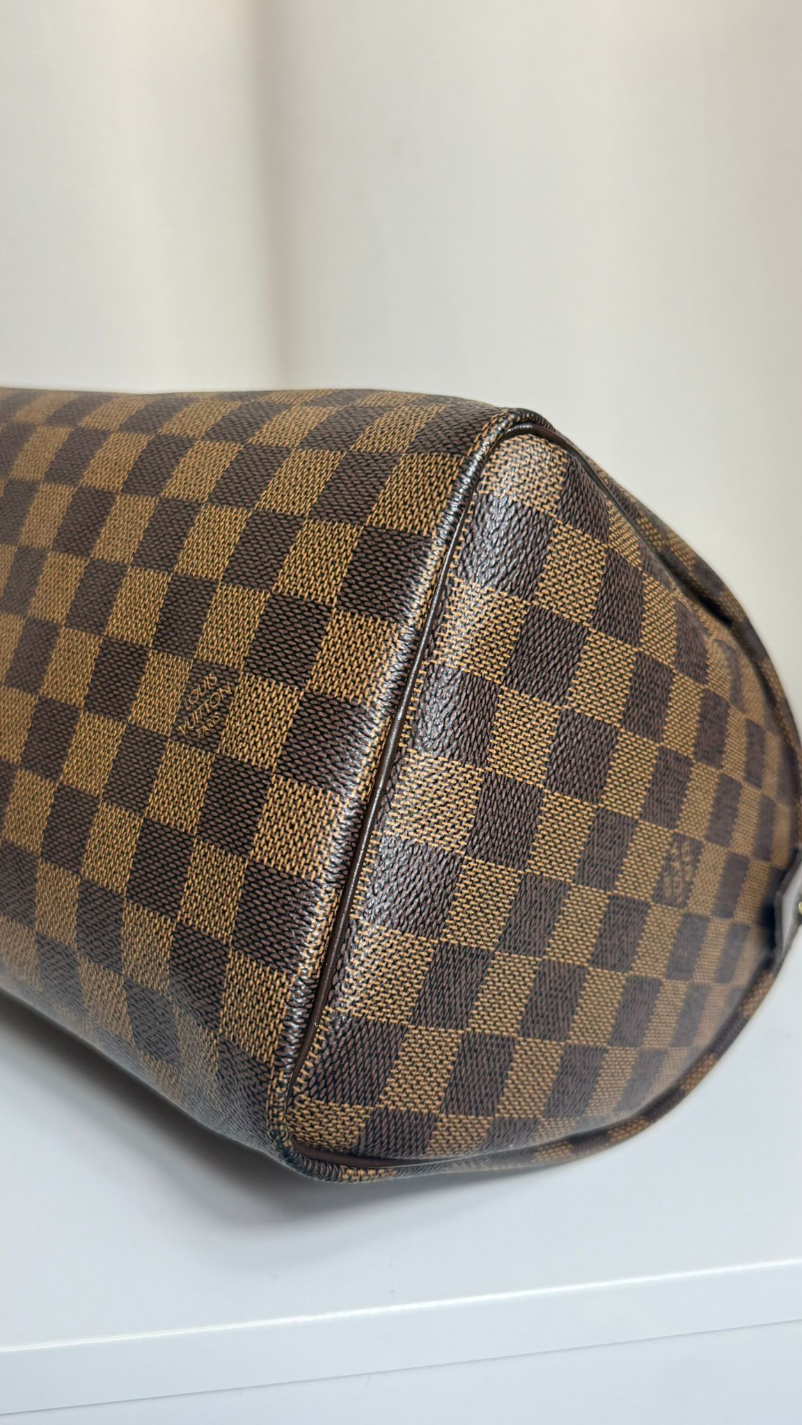Louis Vuitton Speedy 25 Damier Ébène – sac vintage d’occasion en parfait état, cuir marron et toile Damier, cadenas et clés – Héritage du Luxe.