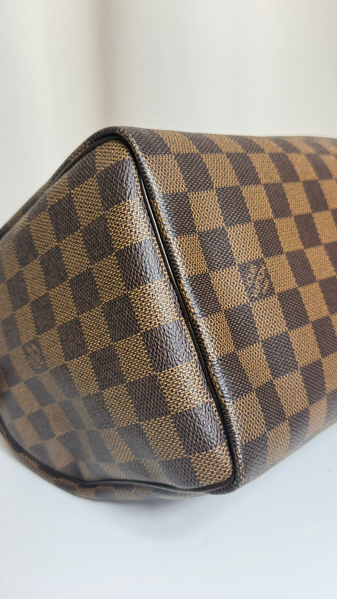 Louis Vuitton Speedy 25 Damier Ébène – sac vintage d’occasion en parfait état, cuir marron et toile Damier, cadenas et clés – Héritage du Luxe.