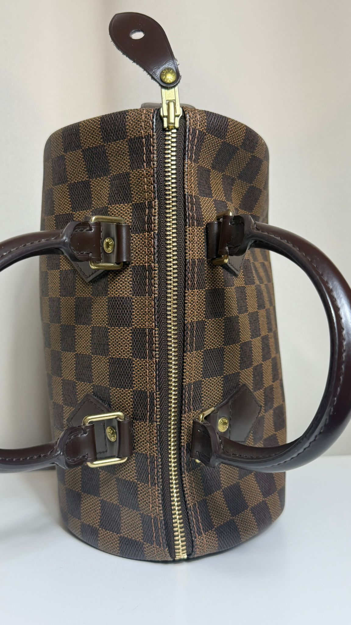Louis Vuitton Speedy 25 Damier Ébène – sac vintage d’occasion en parfait état, cuir marron et toile Damier, cadenas et clés – Héritage du Luxe.