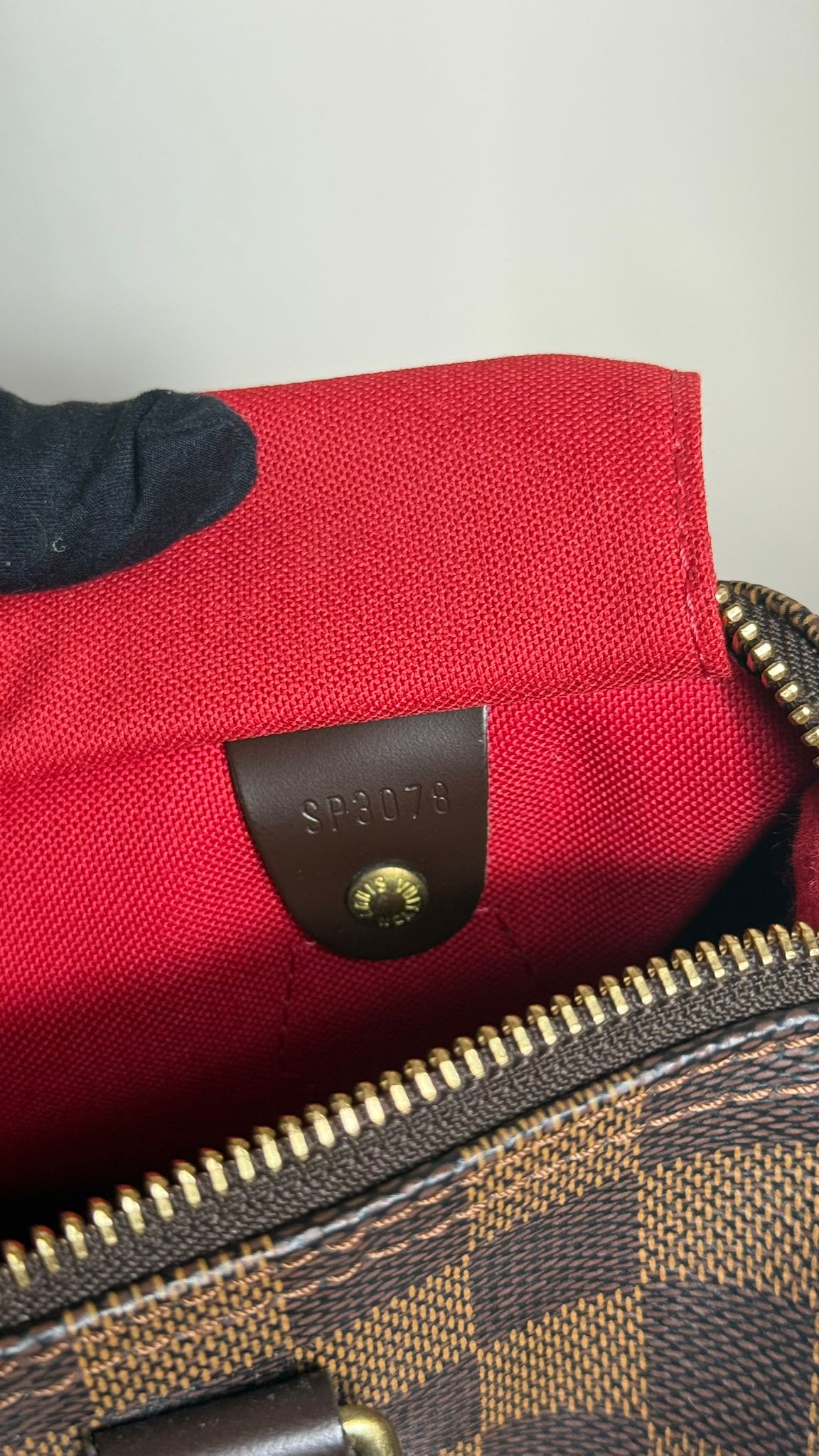 Louis Vuitton Speedy 25 Damier Ébène – sac vintage d’occasion en parfait état, cuir marron et toile Damier, cadenas et clés – Héritage du Luxe.