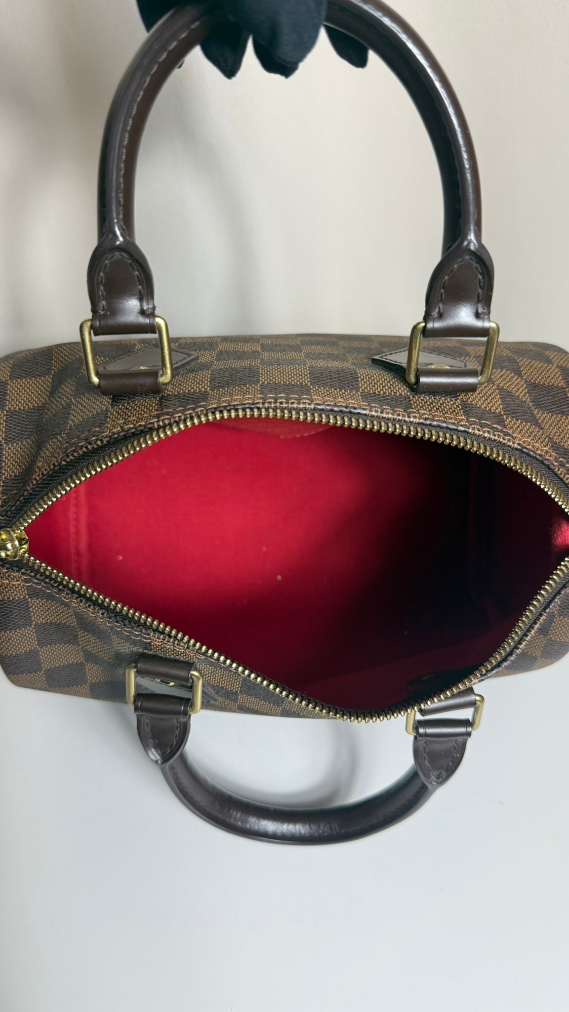 Louis Vuitton Speedy 25 Damier Ébène – sac vintage d’occasion en parfait état, cuir marron et toile Damier, cadenas et clés – Héritage du Luxe.