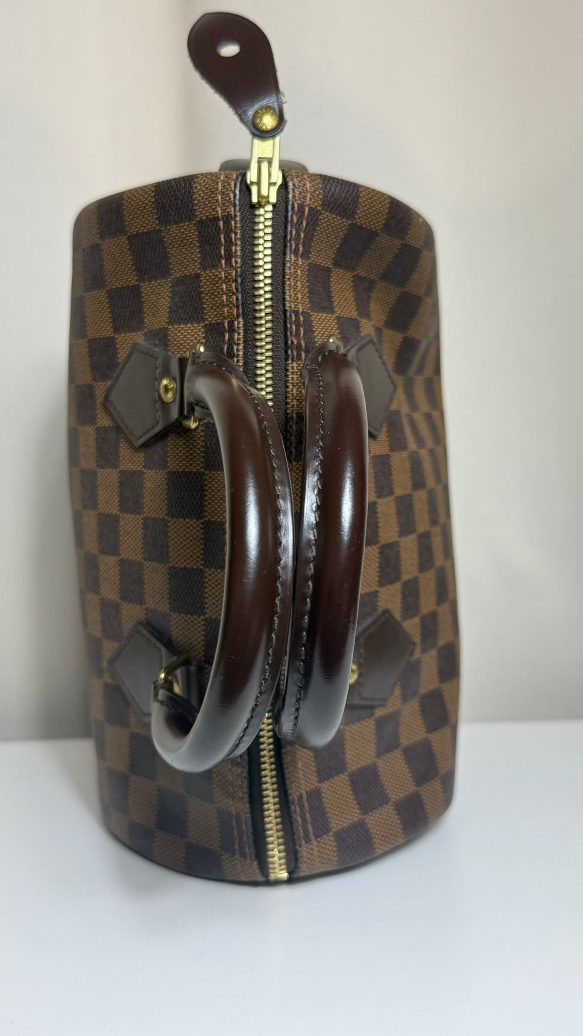 Louis Vuitton Speedy 25 Damier Ébène – sac vintage d’occasion en parfait état, cuir marron et toile Damier, cadenas et clés – Héritage du Luxe.