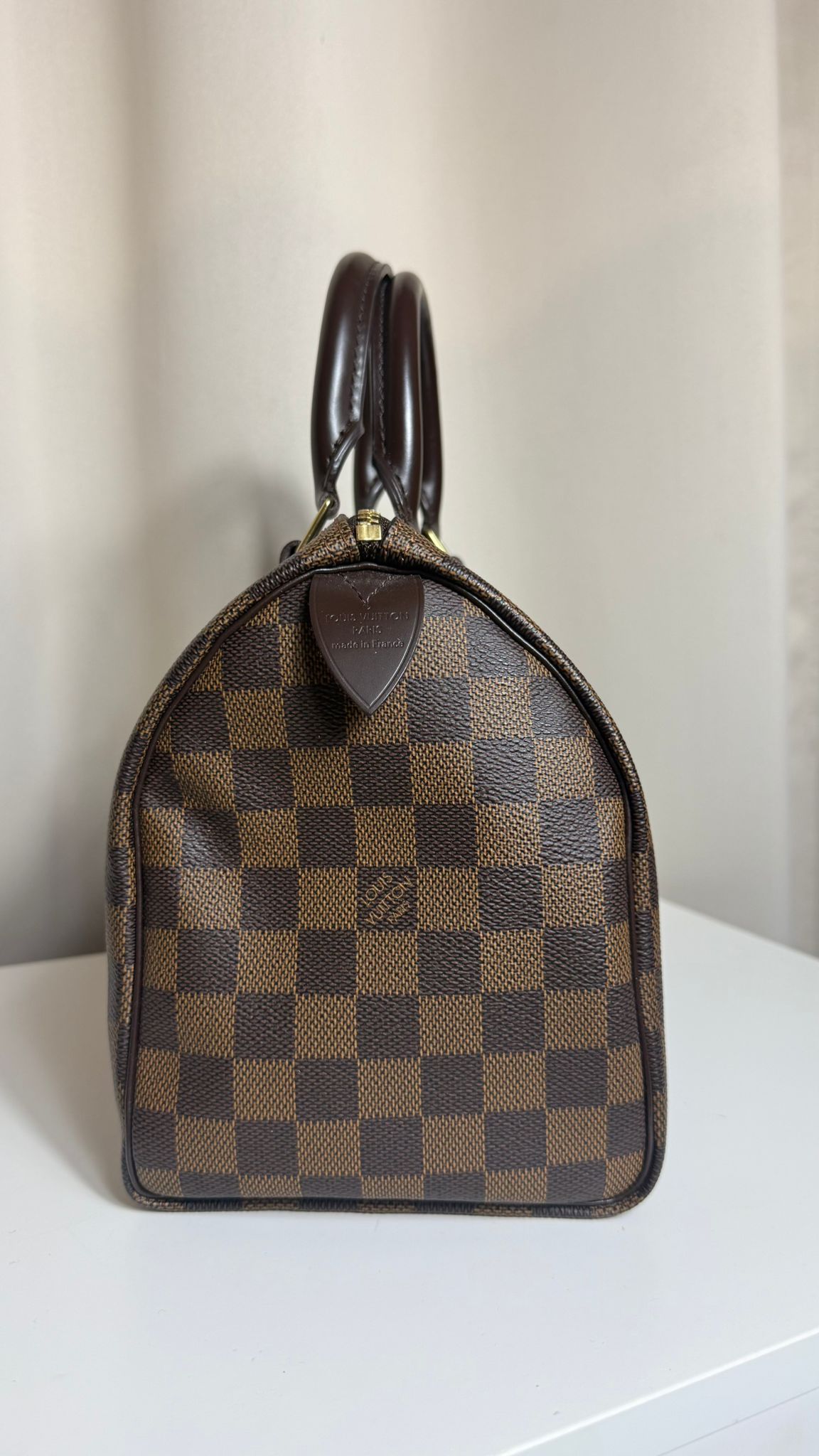 Louis Vuitton Speedy 25 Damier Ébène – sac vintage d’occasion en parfait état, cuir marron et toile Damier, cadenas et clés – Héritage du Luxe.