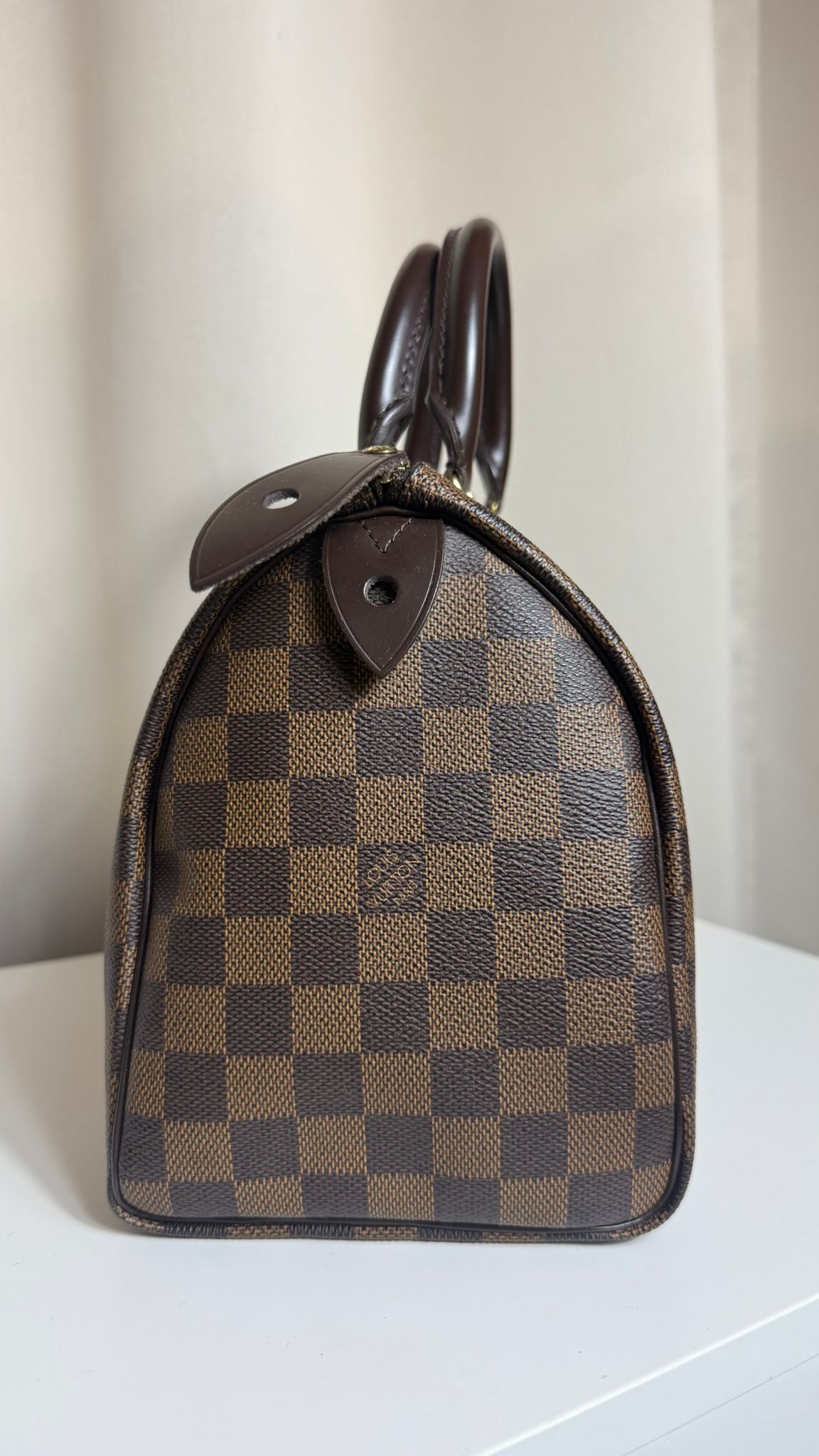 Louis Vuitton Speedy 25 Damier Ébène – sac vintage d’occasion en parfait état, cuir marron et toile Damier, cadenas et clés – Héritage du Luxe.