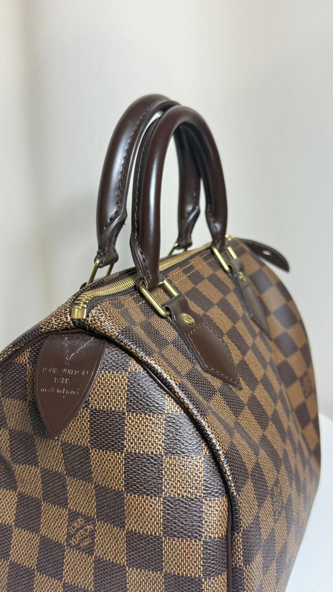 Louis Vuitton Speedy 25 Damier Ébène – sac vintage d’occasion en parfait état, cuir marron et toile Damier, cadenas et clés – Héritage du Luxe.