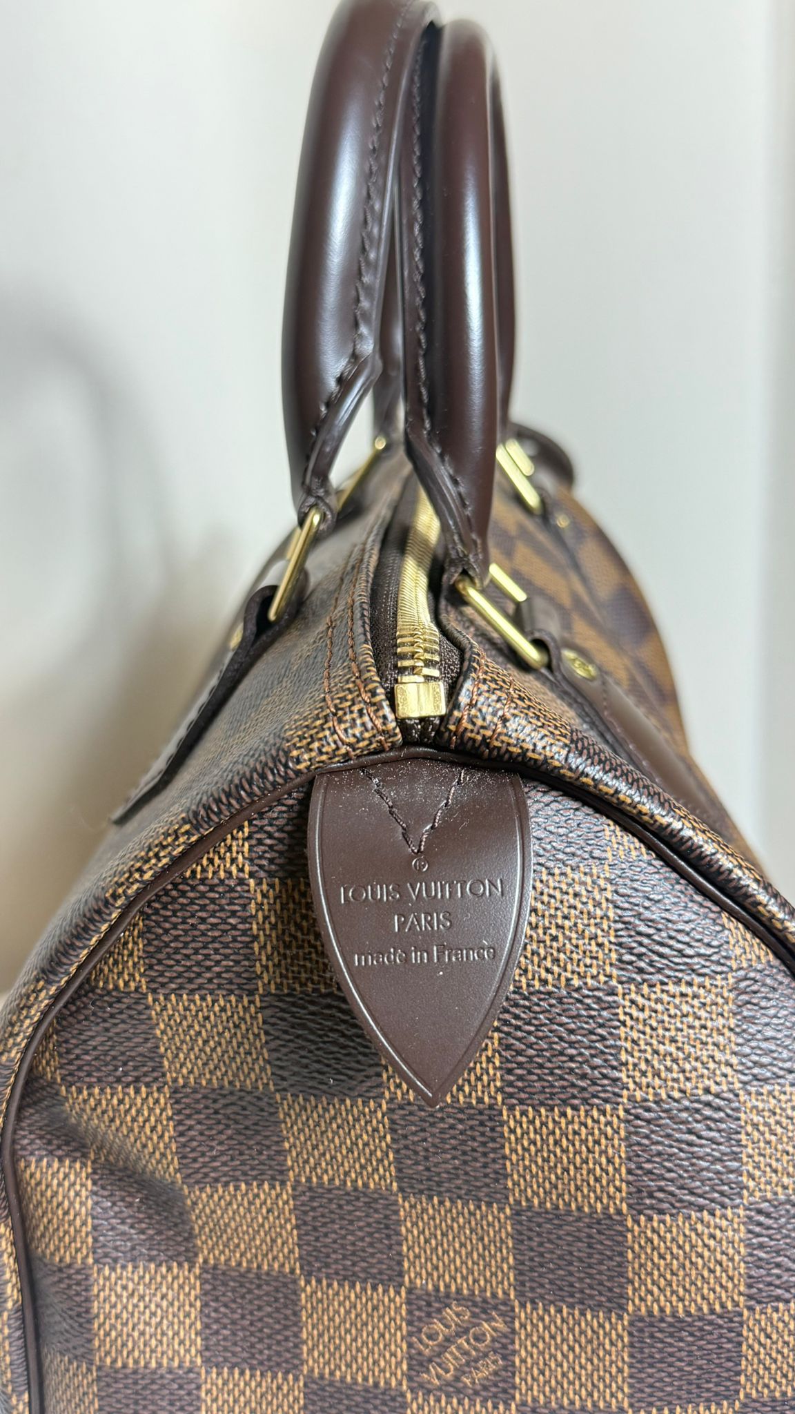 Louis Vuitton Speedy 25 Damier Ébène – sac vintage d’occasion en parfait état, cuir marron et toile Damier, cadenas et clés – Héritage du Luxe.