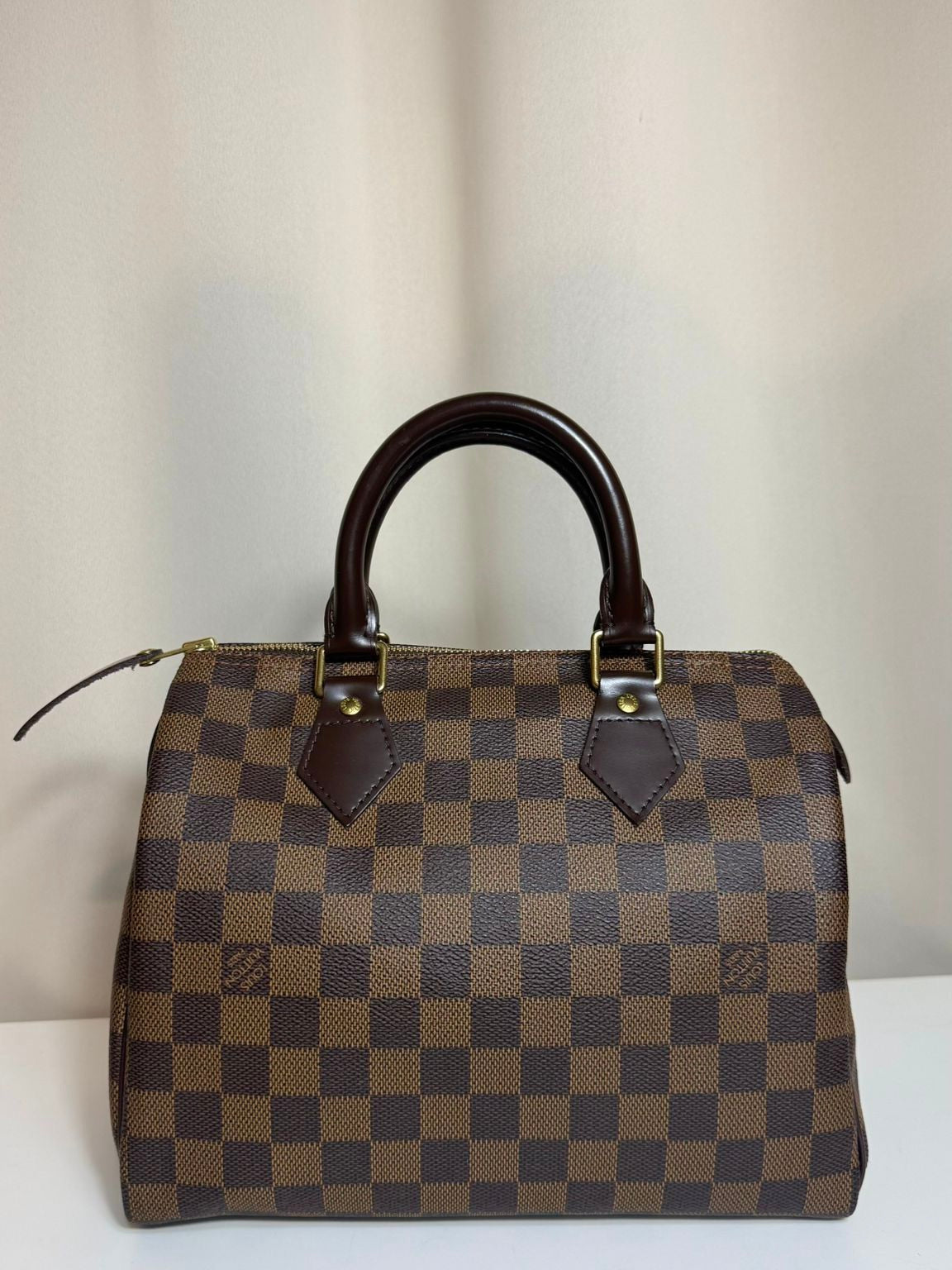 Louis Vuitton Speedy 25 Damier Ébène – sac vintage d’occasion en parfait état, cuir marron et toile Damier, cadenas et clés – Héritage du Luxe.