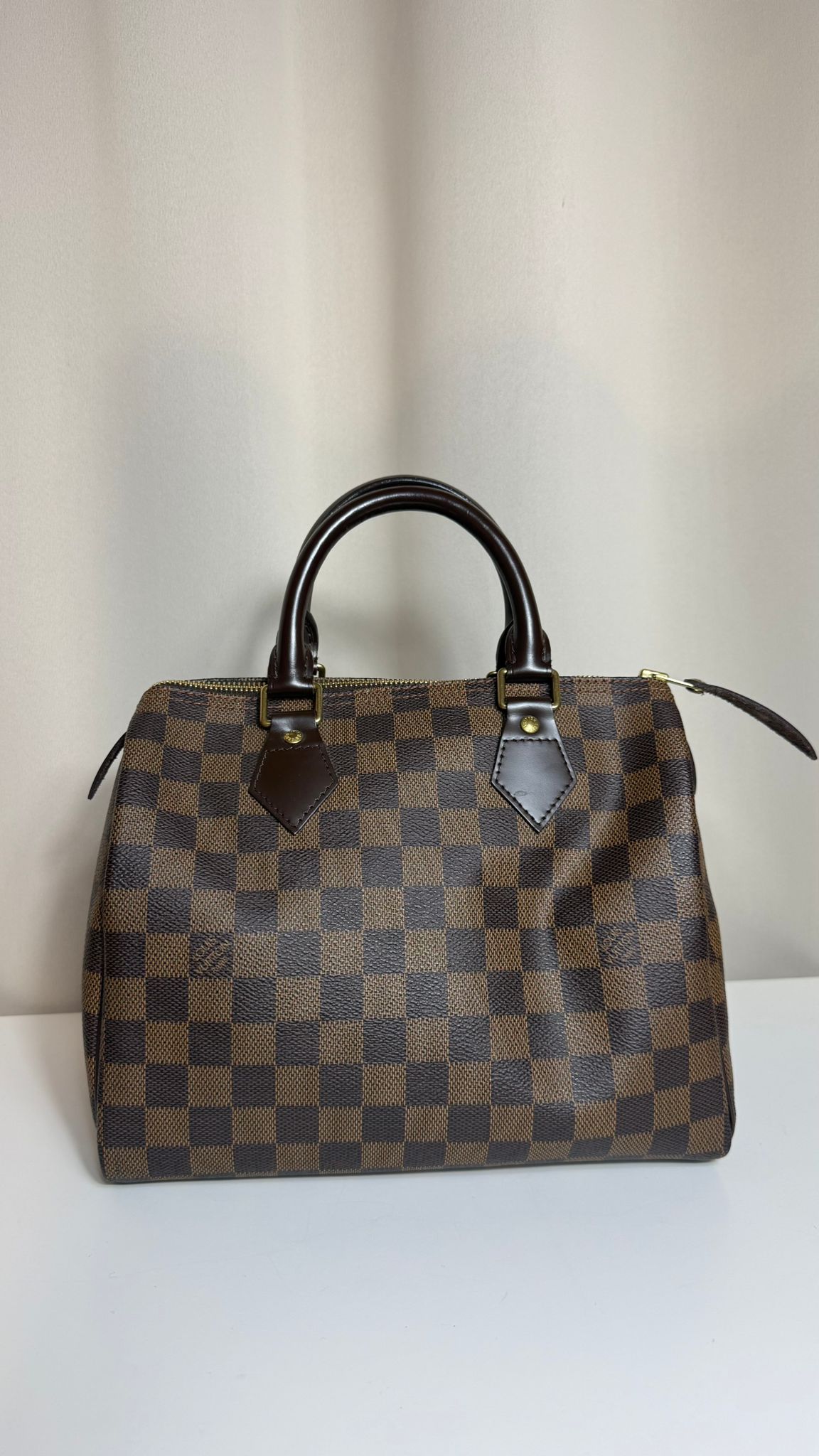Louis Vuitton Speedy 25 Damier Ébène – sac vintage d’occasion en parfait état, cuir marron et toile Damier, cadenas et clés – Héritage du Luxe.
