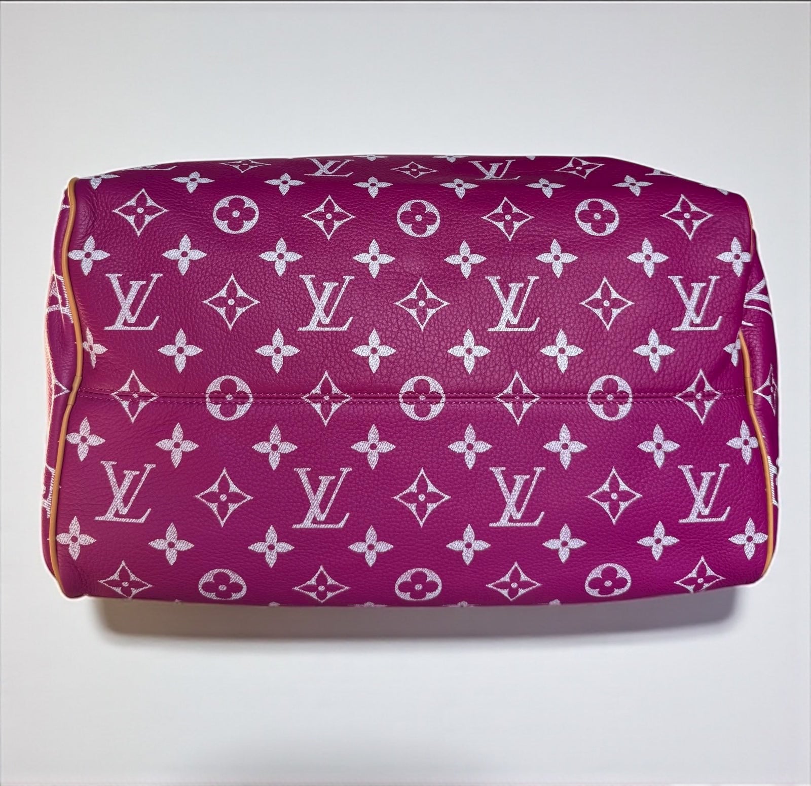Sac Louis Vuitton Speedy P9 Bandoulière 40 Rose Agate signé Pharrell Williams, en cuir de veau souple, neuf full set avec accessoires et boîte.