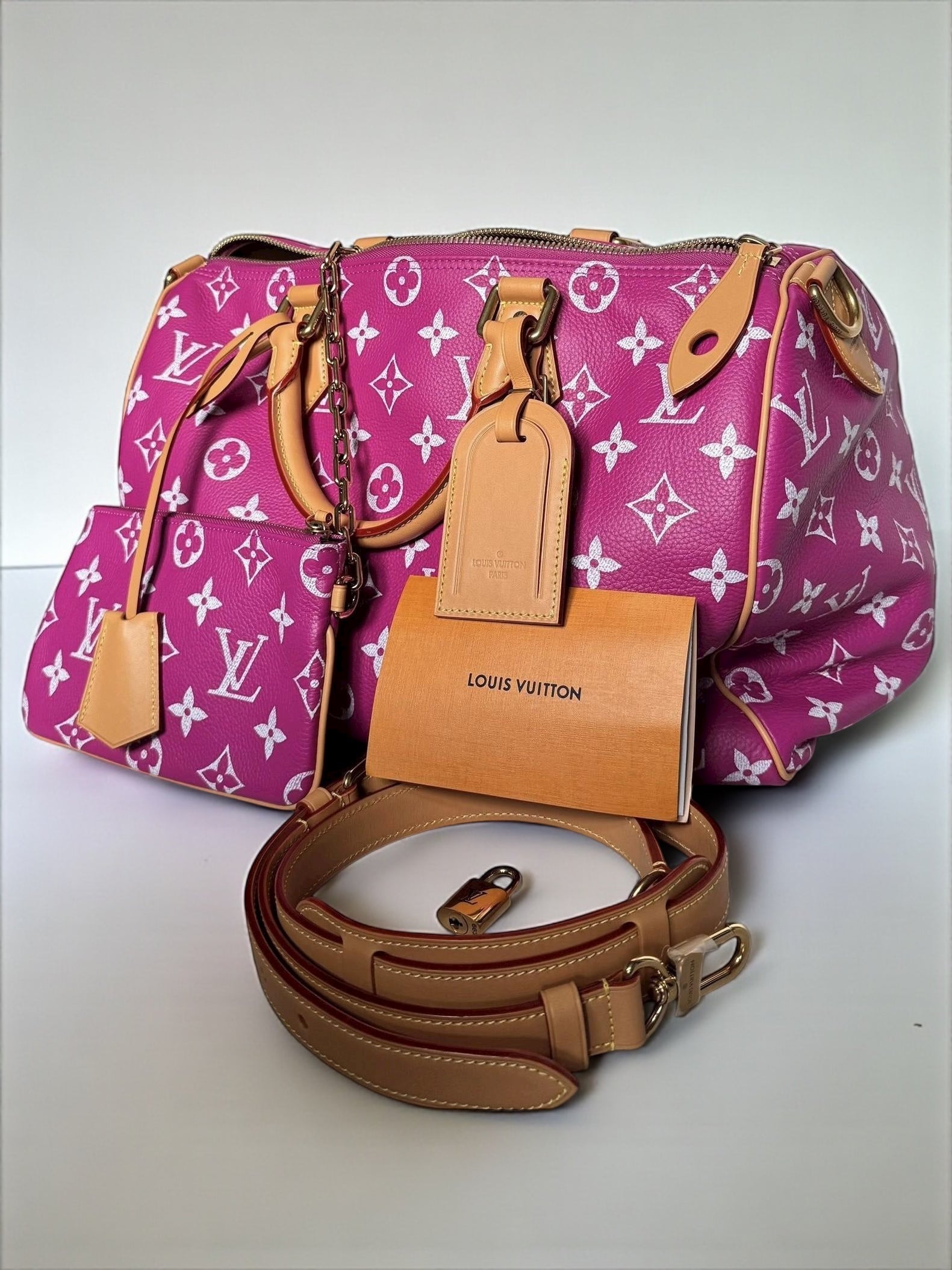 Sac Louis Vuitton Speedy P9 Bandoulière 40 Rose Agate signé Pharrell Williams, en cuir de veau souple, neuf full set avec accessoires et boîte.