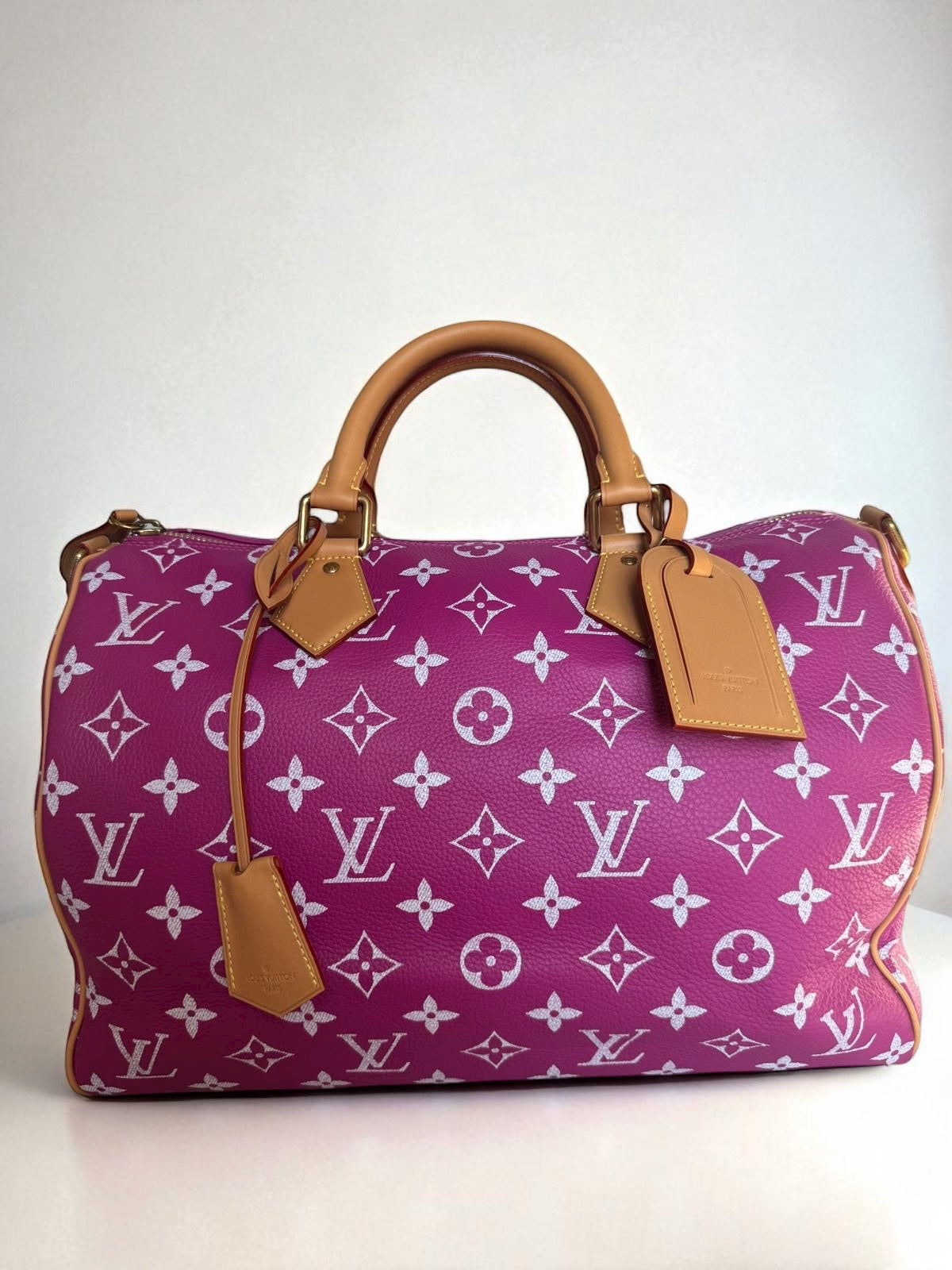 Sac Louis Vuitton Speedy P9 Bandoulière 40 Rose Agate signé Pharrell Williams, en cuir de veau souple, neuf full set avec accessoires et boîte.