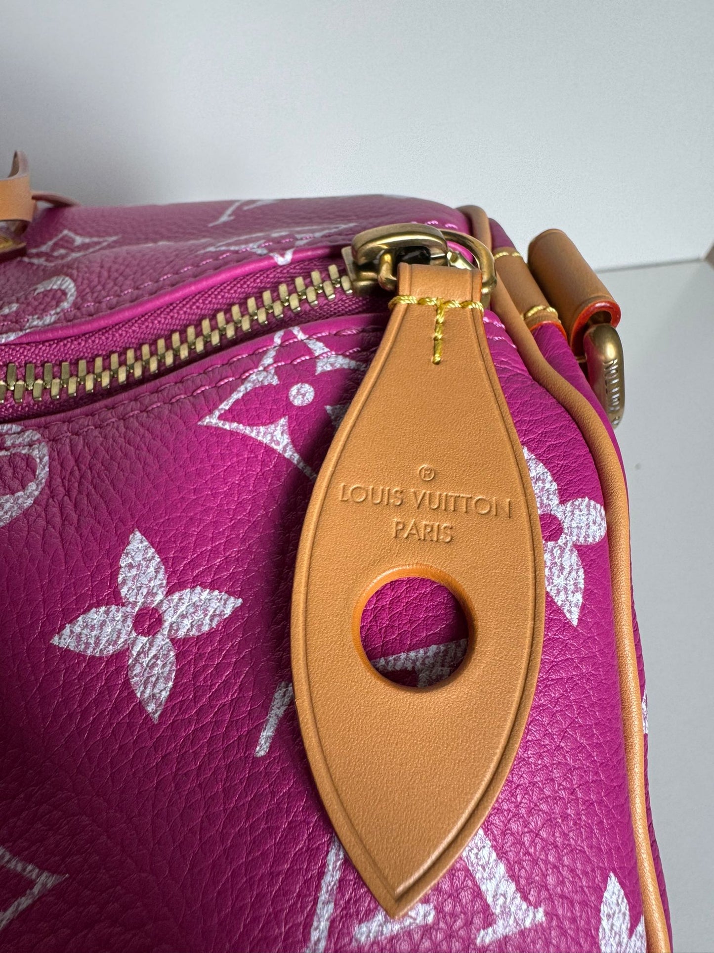 Sac Louis Vuitton Speedy P9 Bandoulière 40 Rose Agate signé Pharrell Williams, en cuir de veau souple, neuf full set avec accessoires et boîte.