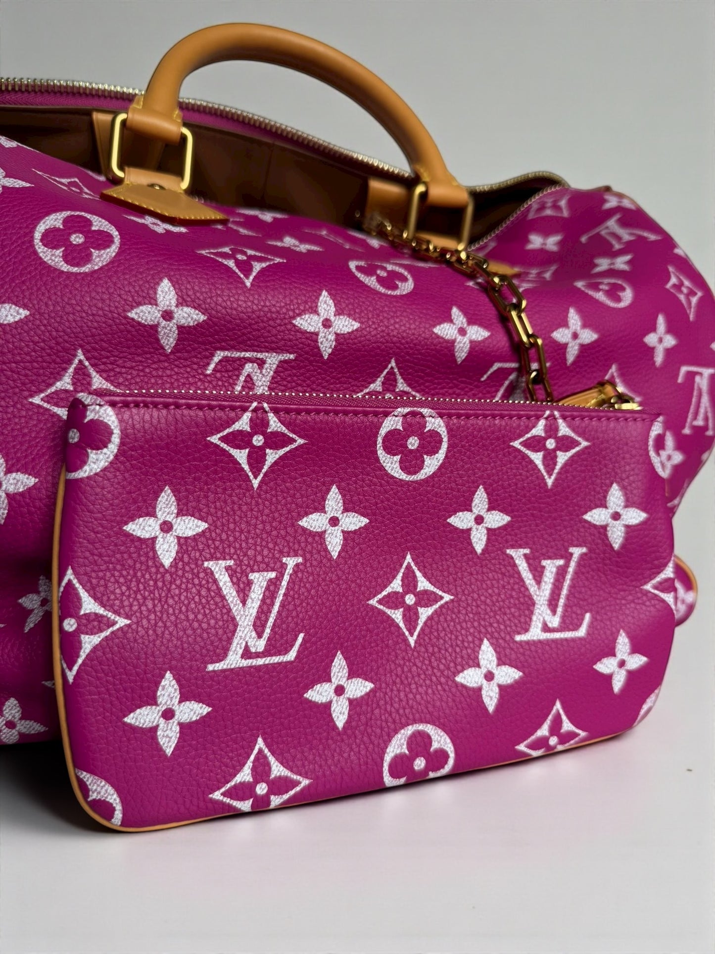 Sac Louis Vuitton Speedy P9 Bandoulière 40 Rose Agate signé Pharrell Williams, en cuir de veau souple, neuf full set avec accessoires et boîte.