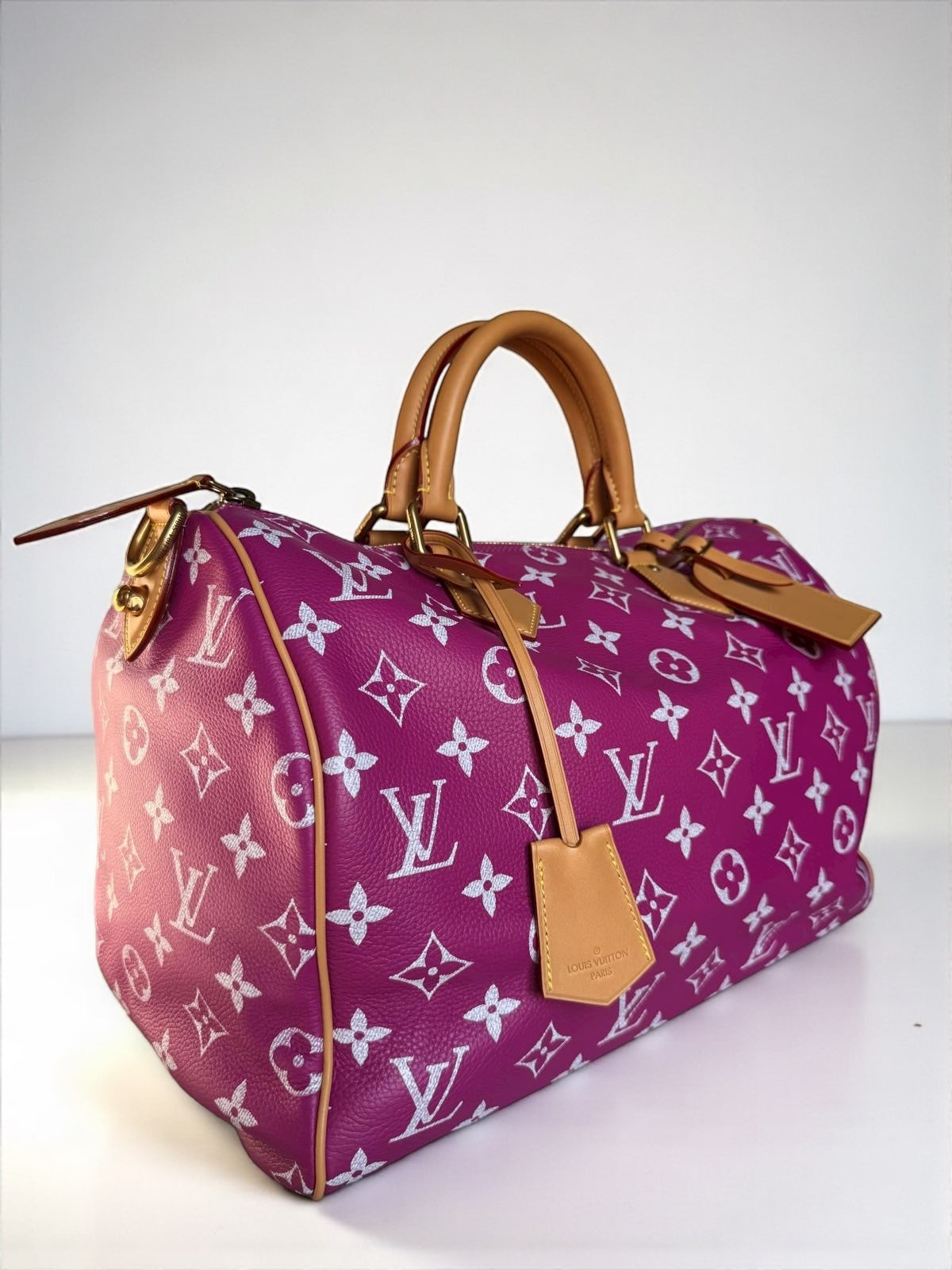 Sac Louis Vuitton Speedy P9 Bandoulière 40 Rose Agate signé Pharrell Williams, en cuir de veau souple, neuf full set avec accessoires et boîte.