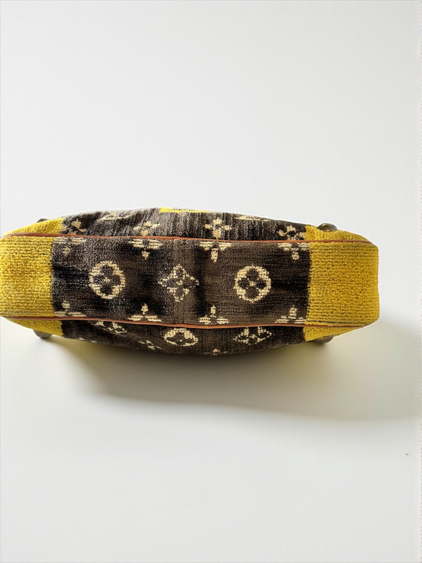 Sac Louis Vuitton Trompe-l’œil vintage 2004 en velours marron et jaune – vue avant