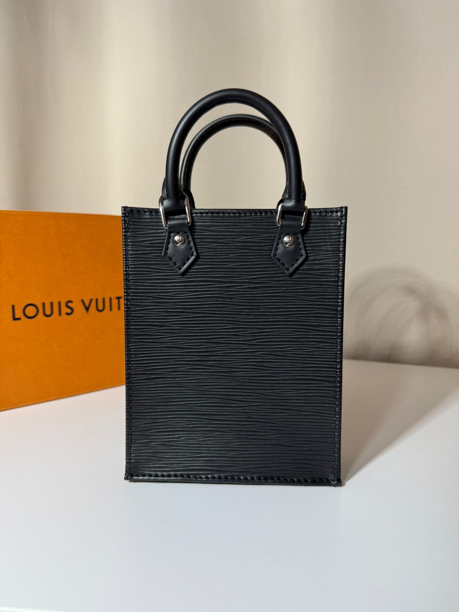 Petit Sac Plat Louis Vuitton en cuir Épi noir avec bandoulière amovible – Neuf, full set avec boîte – Héritage du Luxe