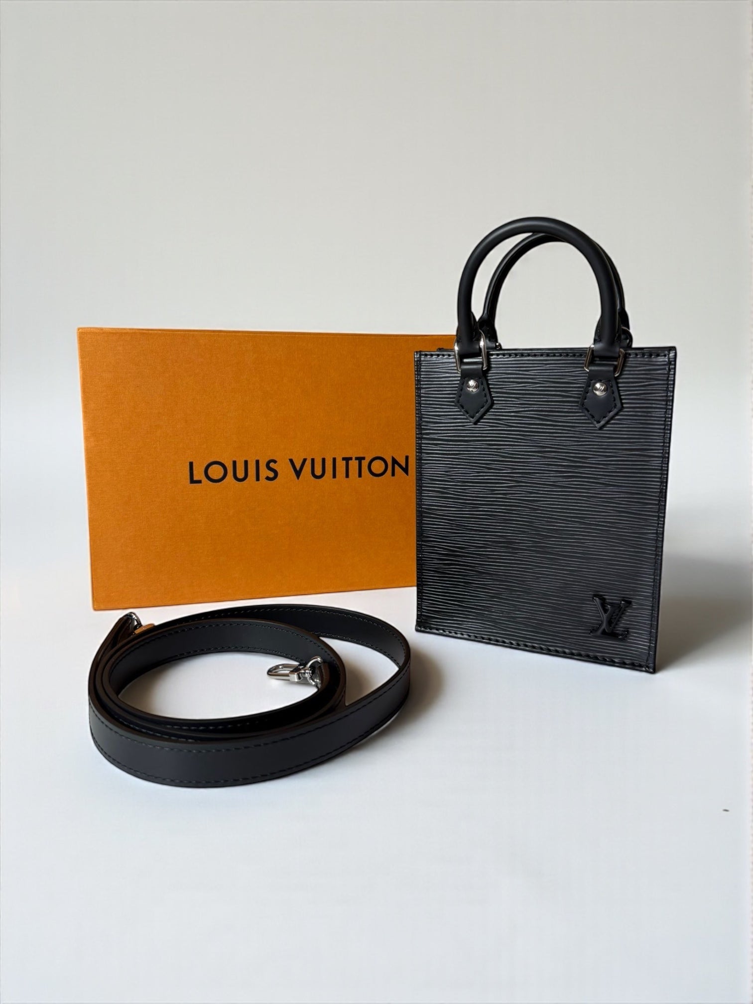 Petit Sac Plat Louis Vuitton en cuir Épi noir avec bandoulière amovible – Neuf, full set avec boîte – Héritage du Luxe