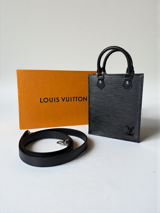 Petit Sac Plat Louis Vuitton en cuir Épi noir avec bandoulière amovible – Neuf, full set avec boîte – Héritage du Luxe