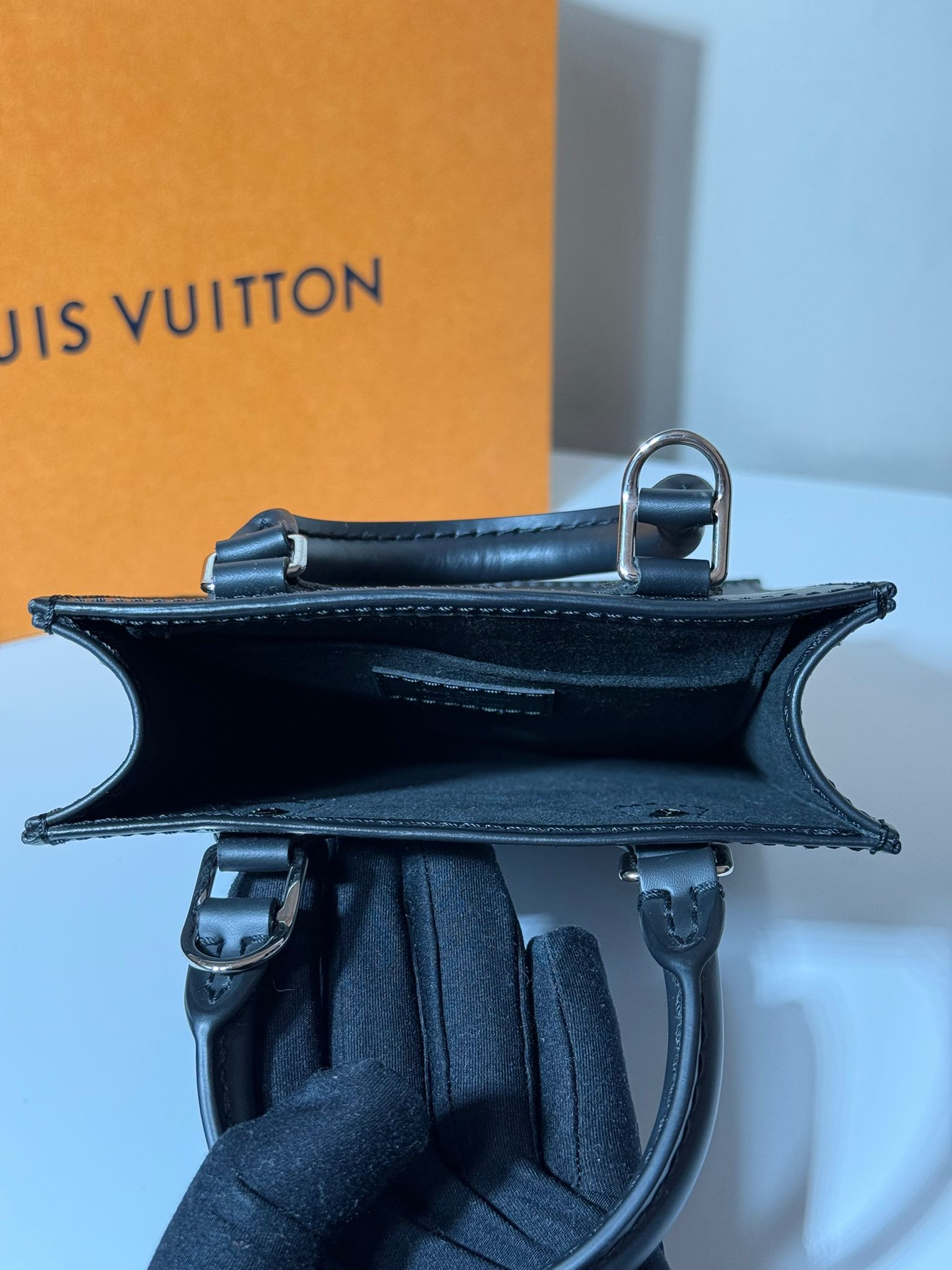 Petit Sac Plat Louis Vuitton en cuir Épi noir avec bandoulière amovible – Neuf, full set avec boîte – Héritage du Luxe