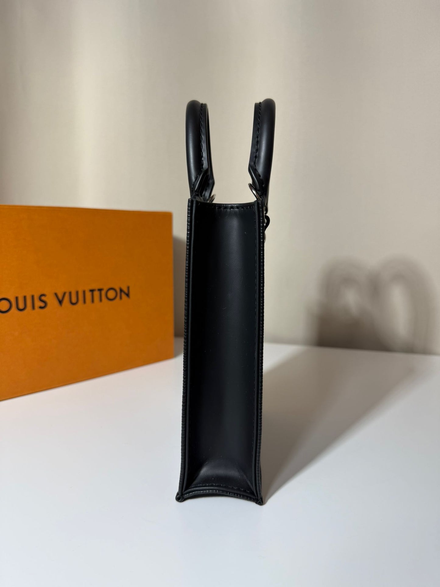 Petit Sac Plat Louis Vuitton en cuir Épi noir avec bandoulière amovible – Neuf, full set avec boîte – Héritage du Luxe