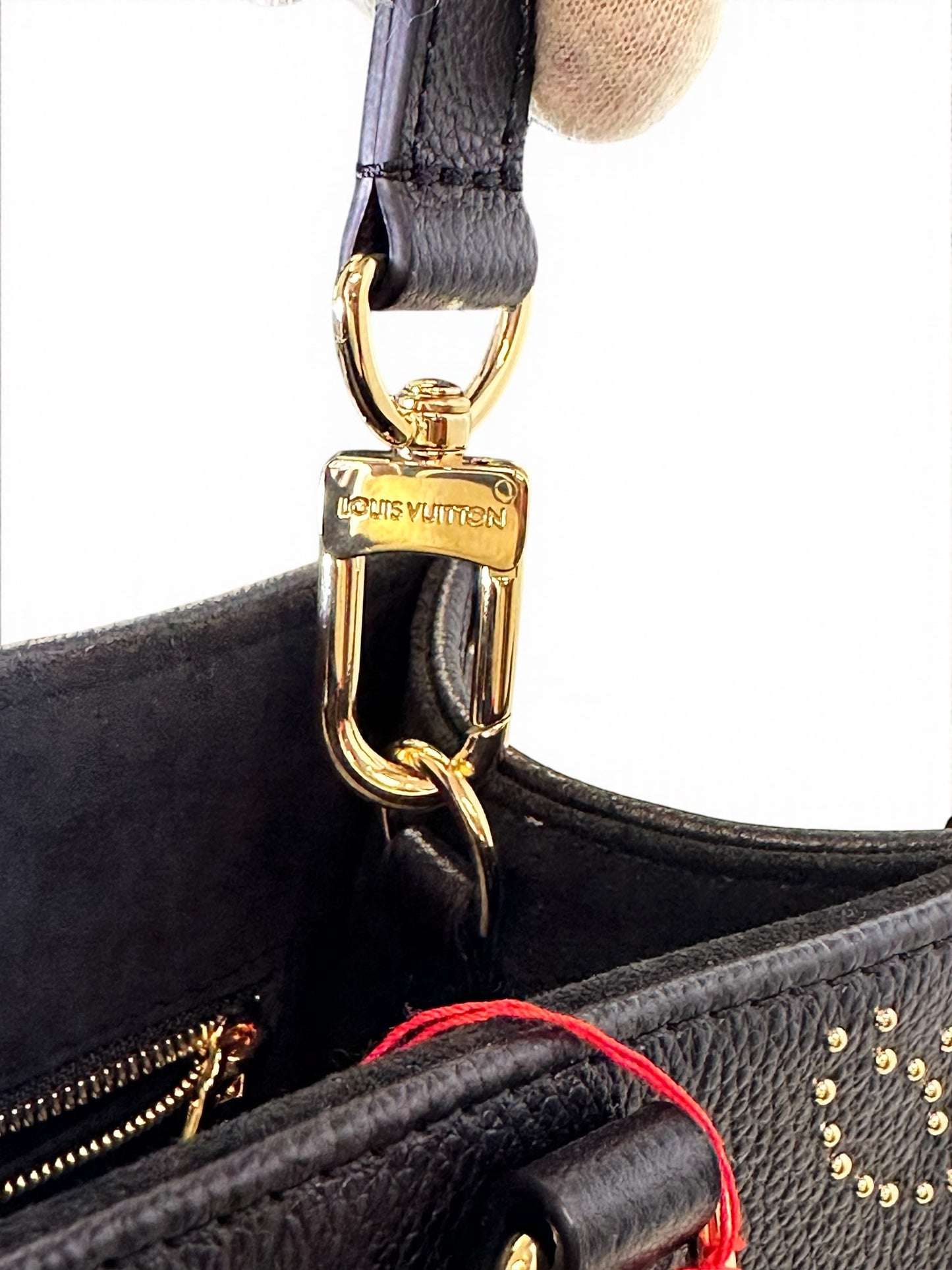 Sac Louis Vuitton OnTheGo PM neuf en cuir Monogram Empreinte noir. Clous dorés, bandoulière ajustable. Authentique & disponible chez Héritage du Luxe.