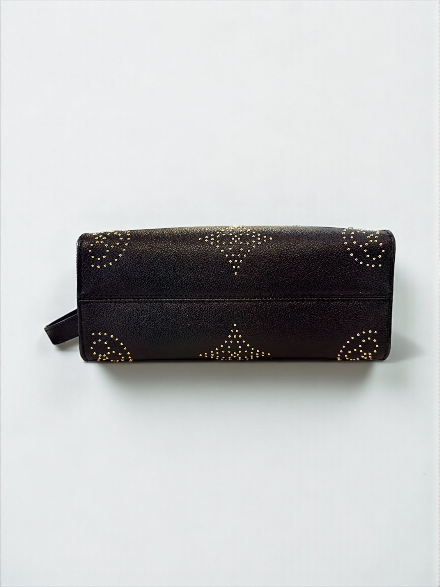 Sac Louis Vuitton OnTheGo PM neuf en cuir Monogram Empreinte noir. Clous dorés, bandoulière ajustable. Authentique & disponible chez Héritage du Luxe.