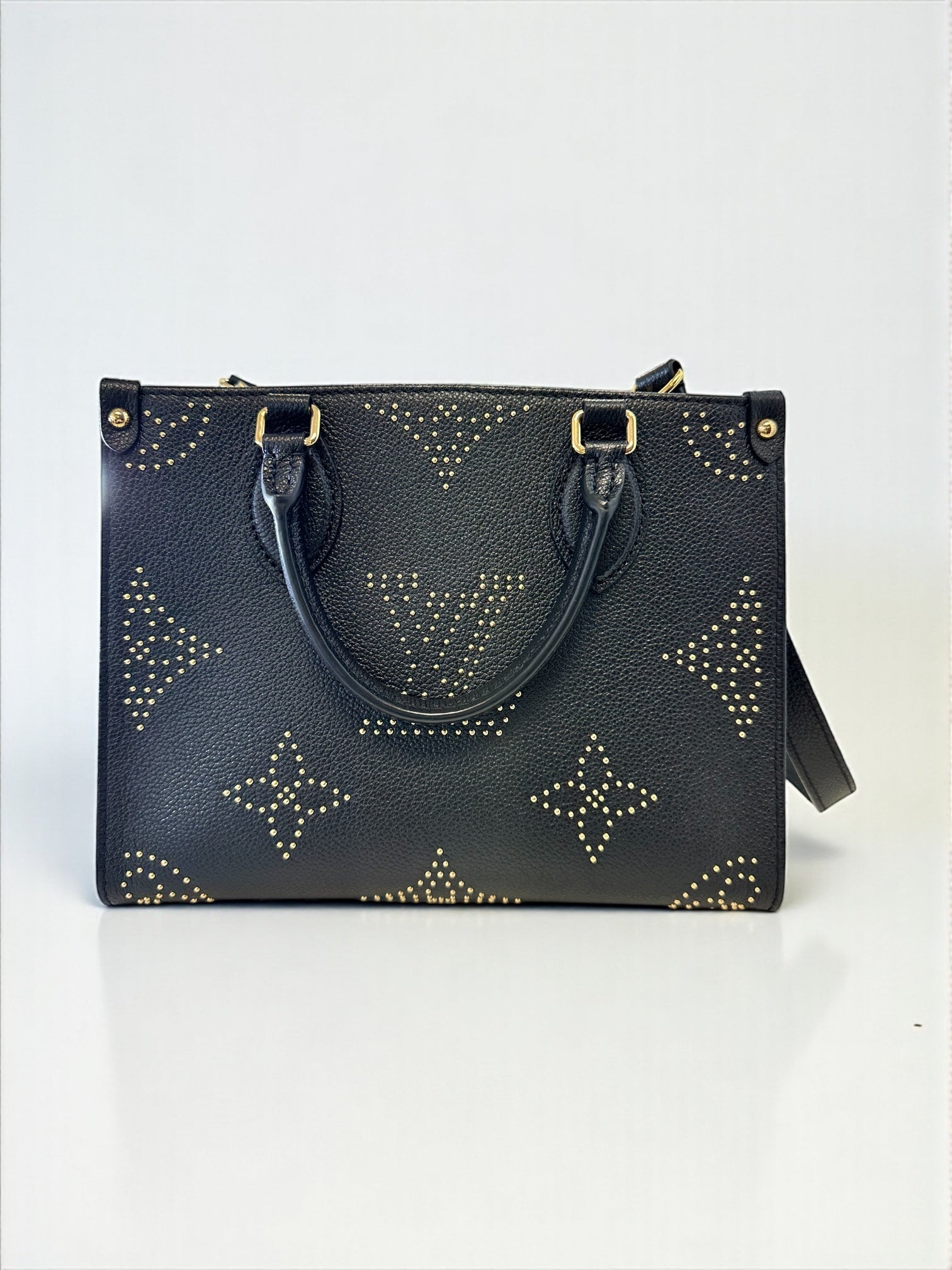 Sac Louis Vuitton OnTheGo PM neuf en cuir Monogram Empreinte noir. Clous dorés, bandoulière ajustable. Authentique & disponible chez Héritage du Luxe.