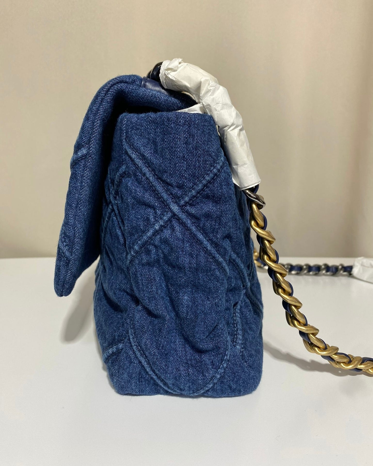 Sac Chanel 19 en denim bleu, neuf et authentique, avec chaîne bicolore dorée et argentée – Héritage du Luxe