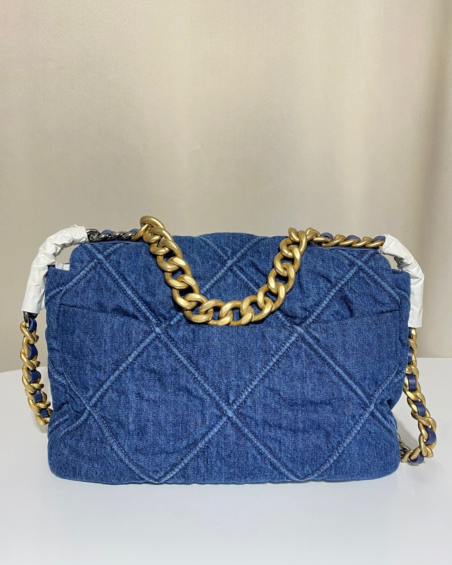 Sac Chanel 19 en denim bleu, neuf et authentique, avec chaîne bicolore dorée et argentée – Héritage du Luxe