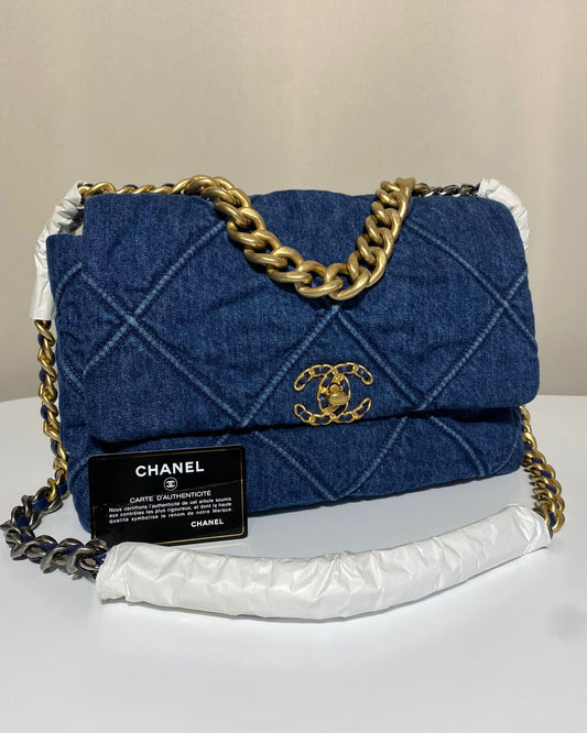 Sac Chanel 19 en denim bleu, neuf et authentique, avec chaîne bicolore dorée et argentée – Héritage du Luxe