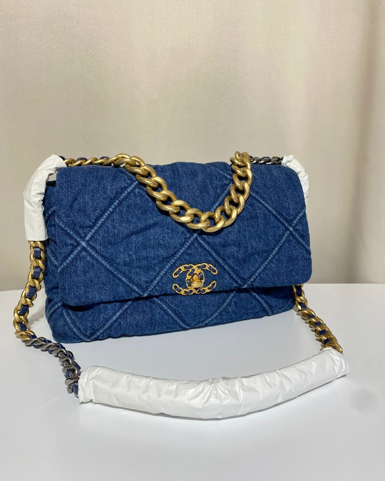 Sac Chanel 19 en denim bleu, neuf et authentique, avec chaîne bicolore dorée et argentée – Héritage du Luxe