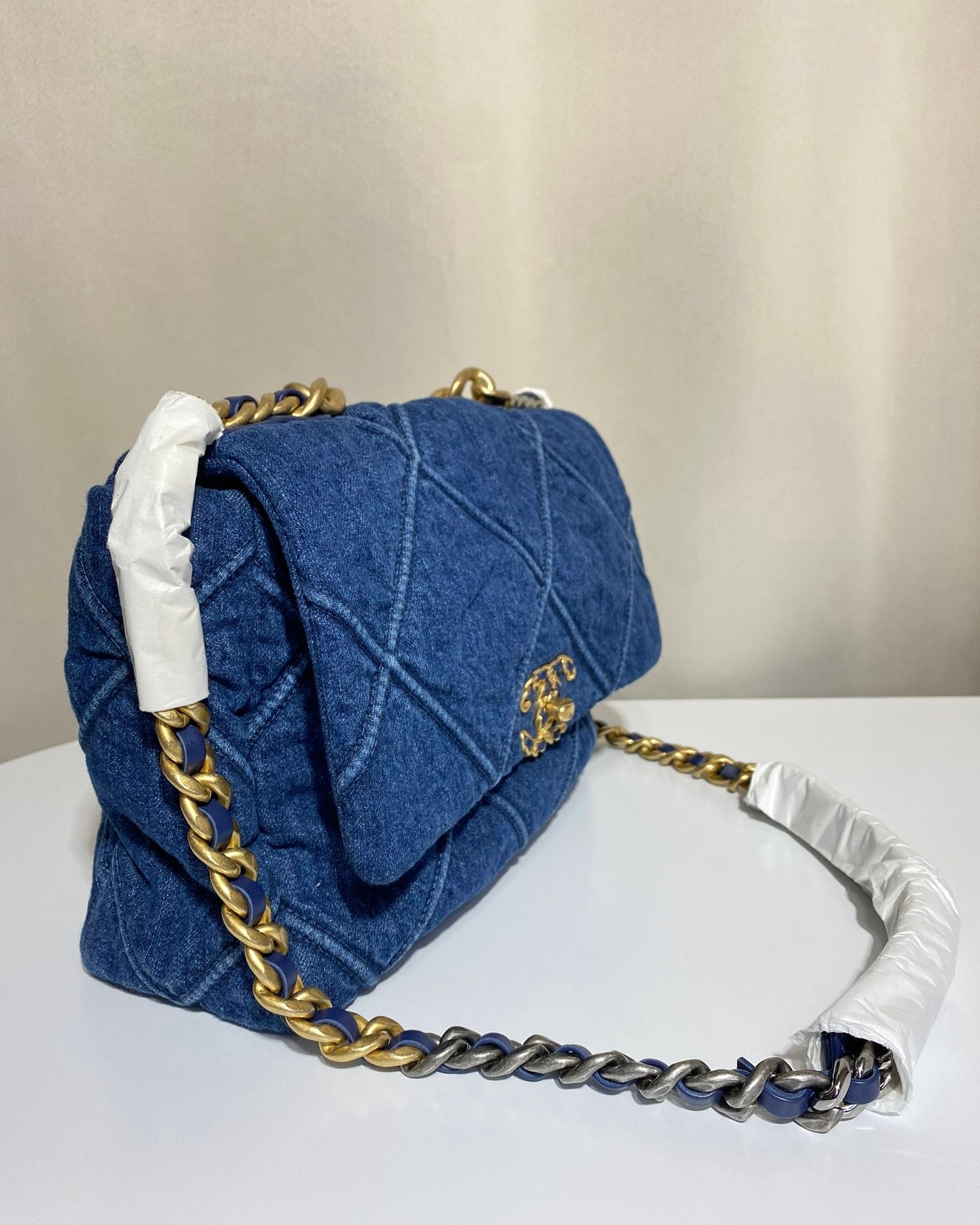 Sac Chanel 19 en denim bleu, neuf et authentique, avec chaîne bicolore dorée et argentée – Héritage du Luxe