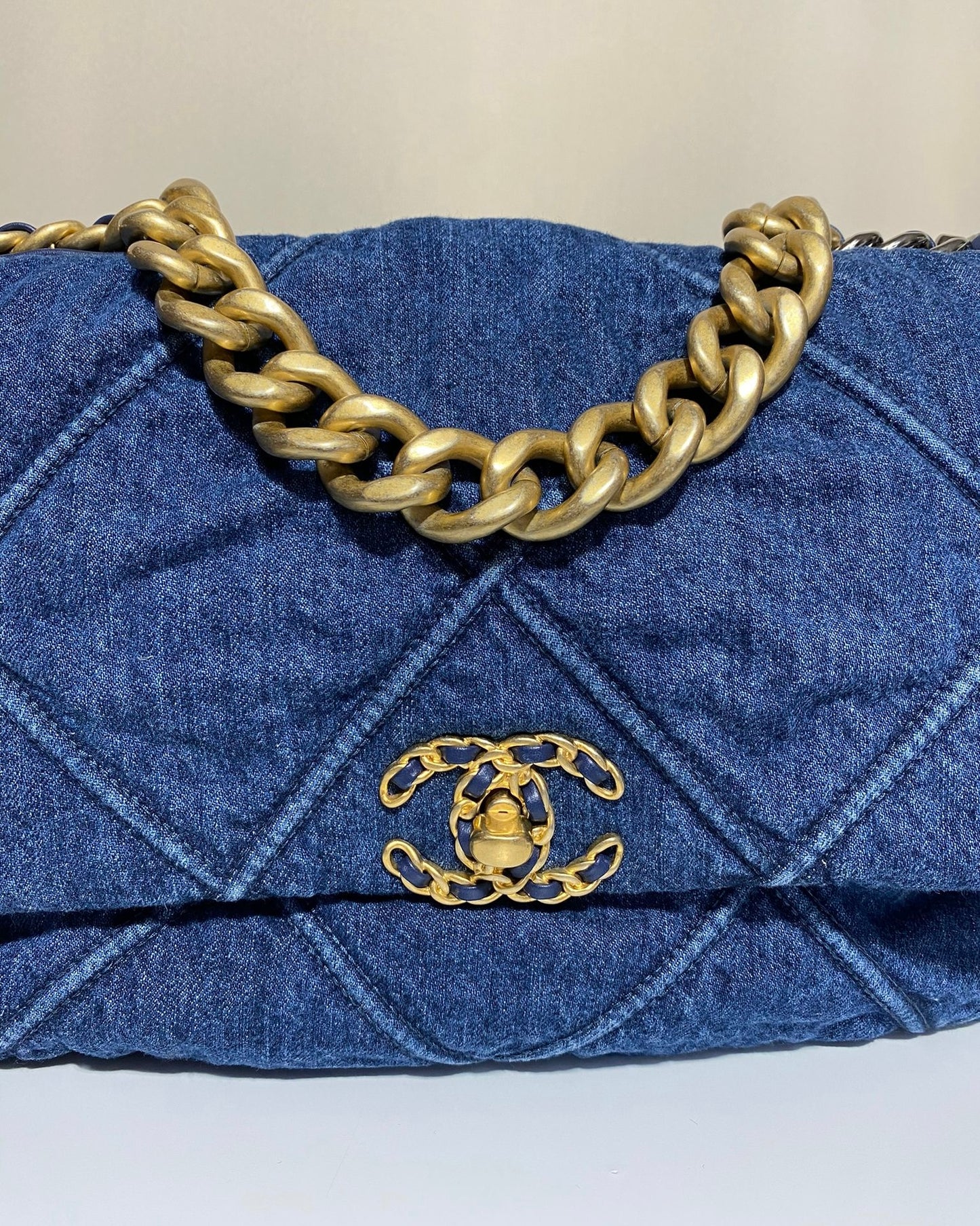 Sac Chanel 19 en denim bleu, neuf et authentique, avec chaîne bicolore dorée et argentée – Héritage du Luxe
